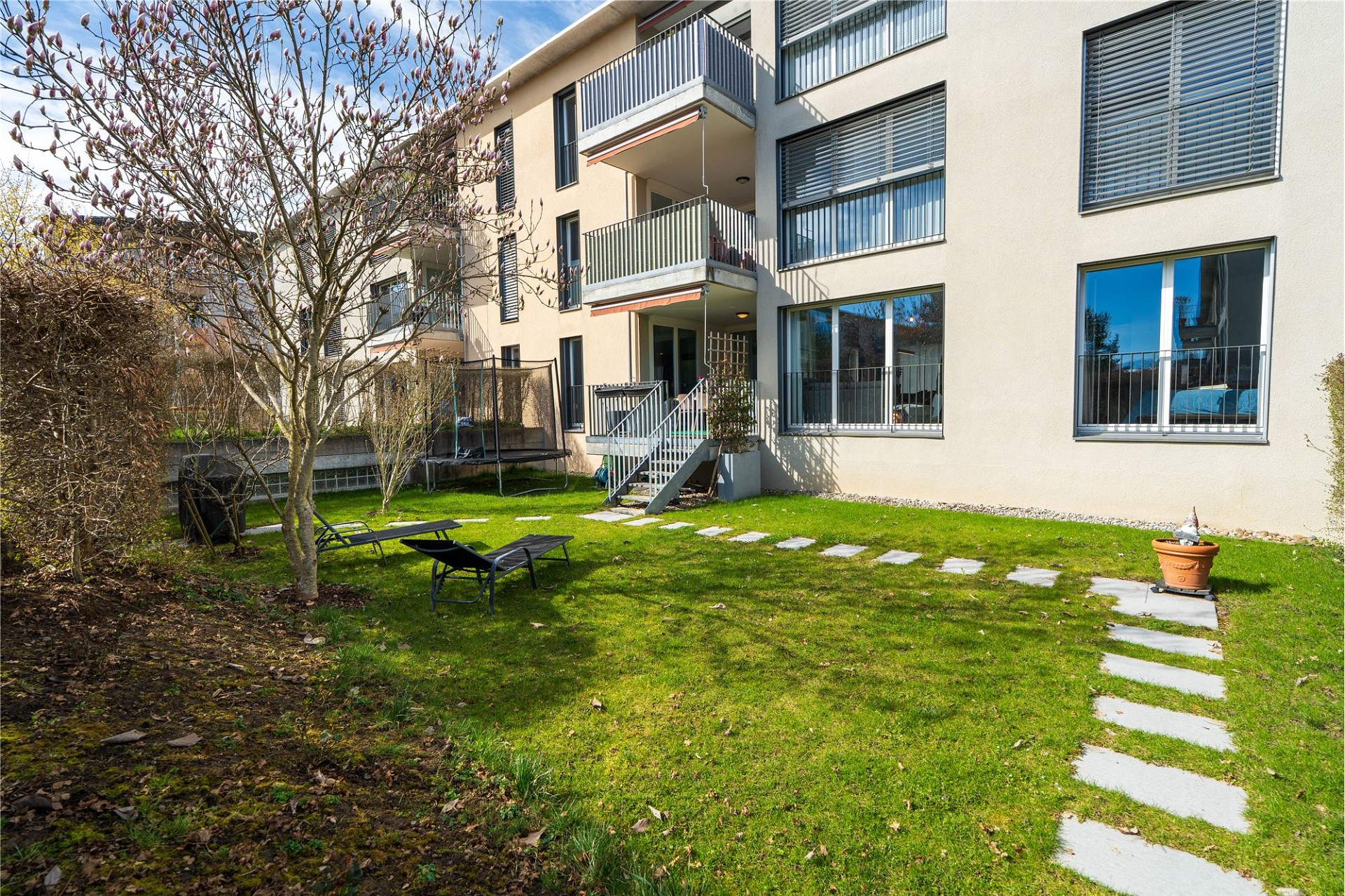 Mehrfamilienhaus mit Garten und Balkonen