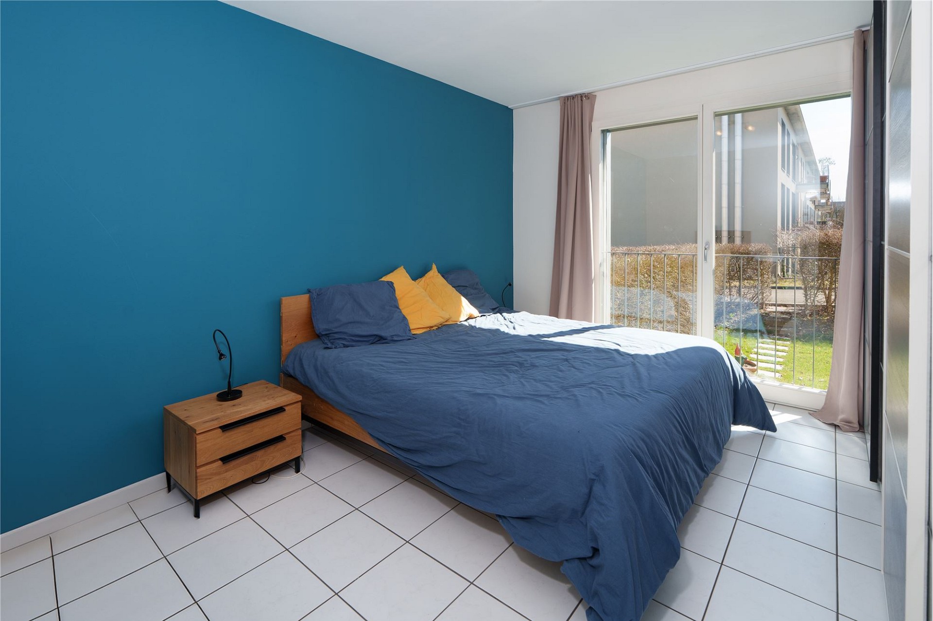 Helles Schlafzimmer mit Balkon-/Terrassenzugang
