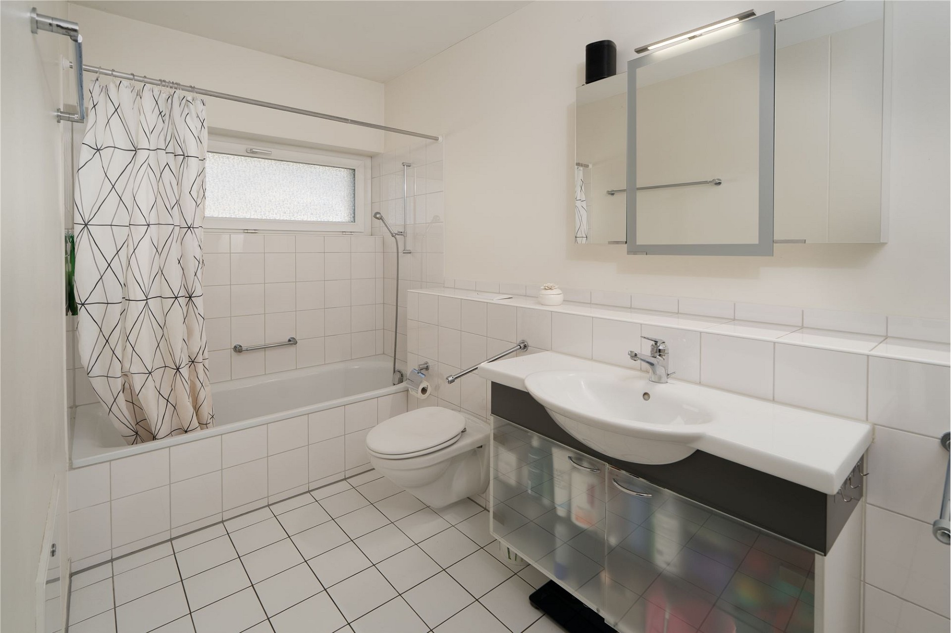 Badezimmer mit Wanne und Waschtisch