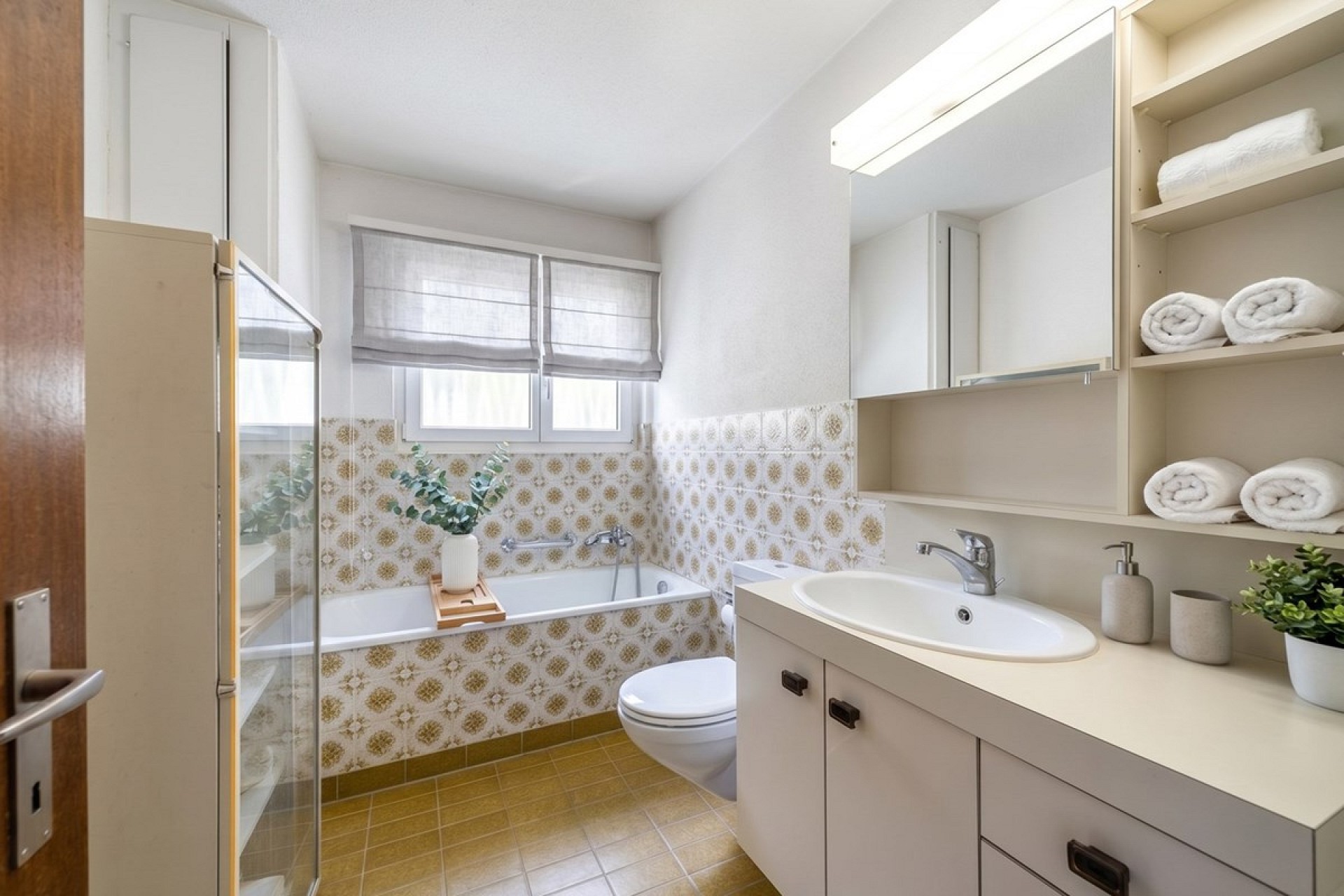 Kompaktes Badezimmer mit Badewanne und Waschtisch