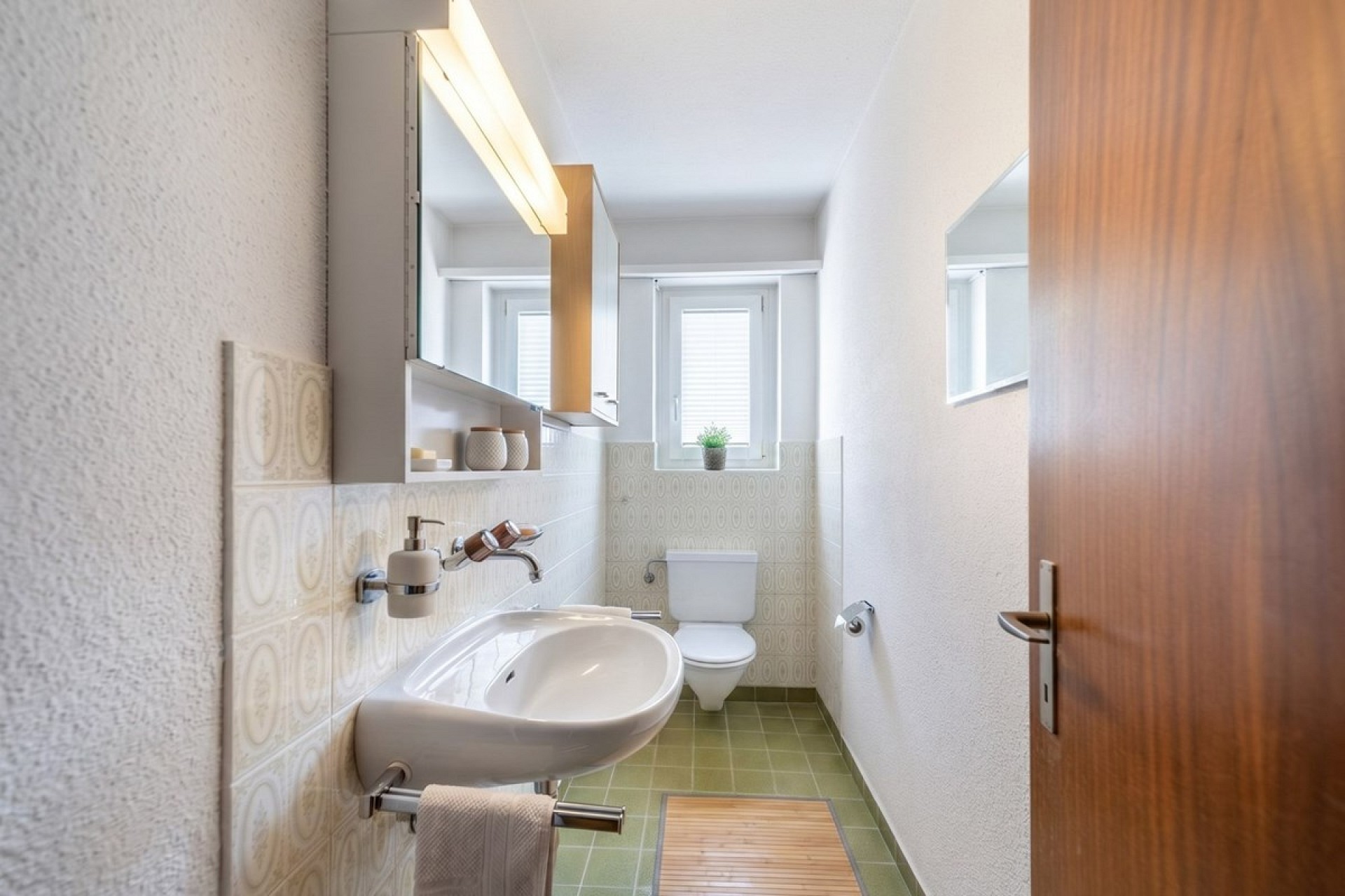 Kleines Gäste-WC mit Waschbecken und Toilette
