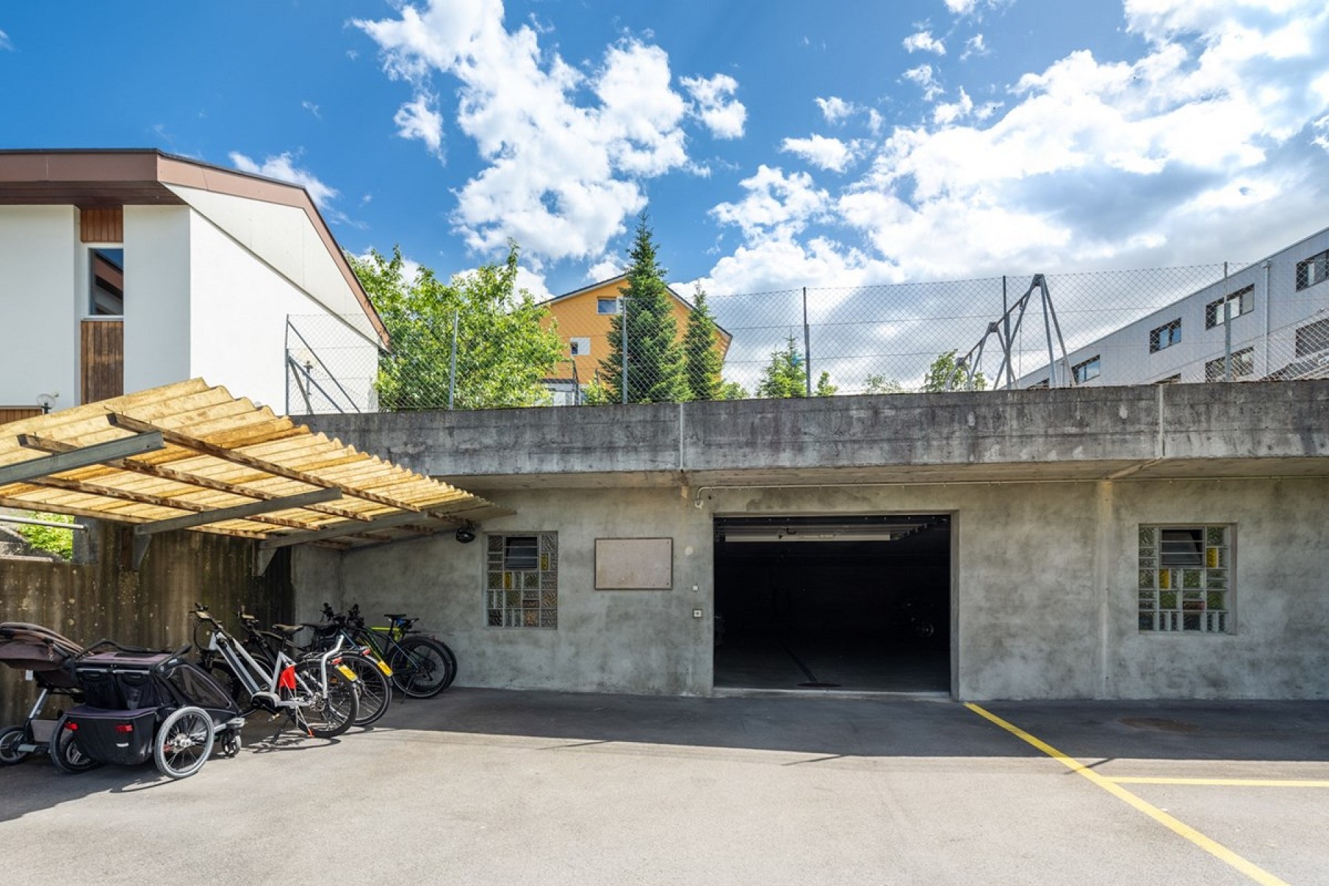 Außenansicht eines Garagenhofs