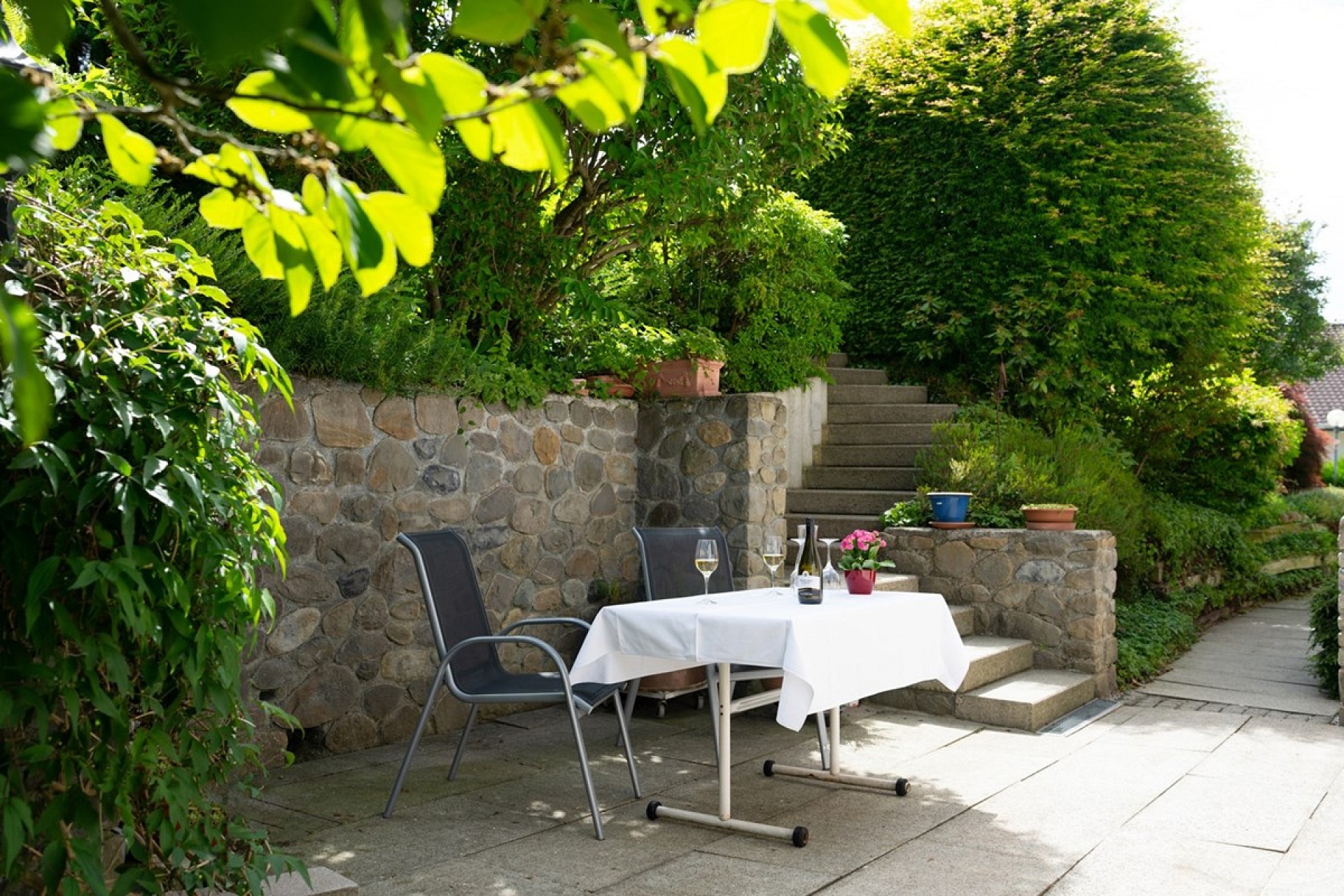 Garten-Terrasse mit Tisch und Stühlen