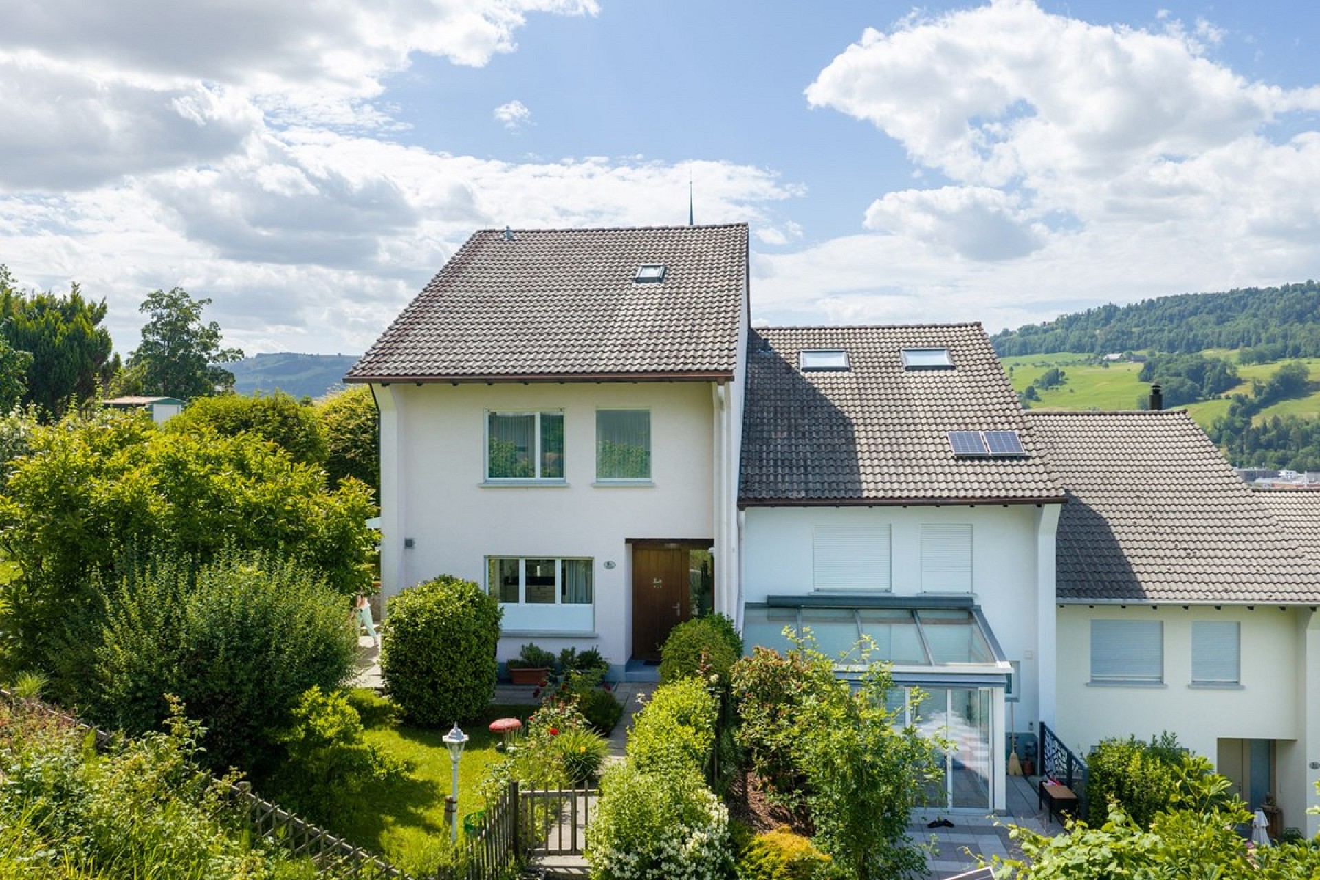 Einfamilienhaus mit Garten und Bergblick