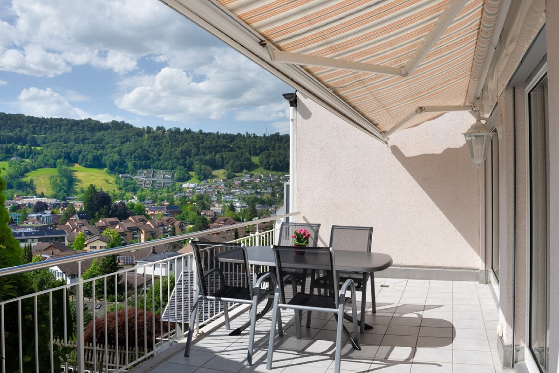 Balkon mit Bergblick