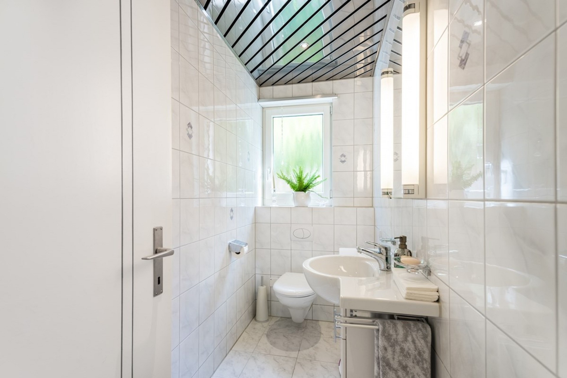 Kleines modernes Gäste-WC