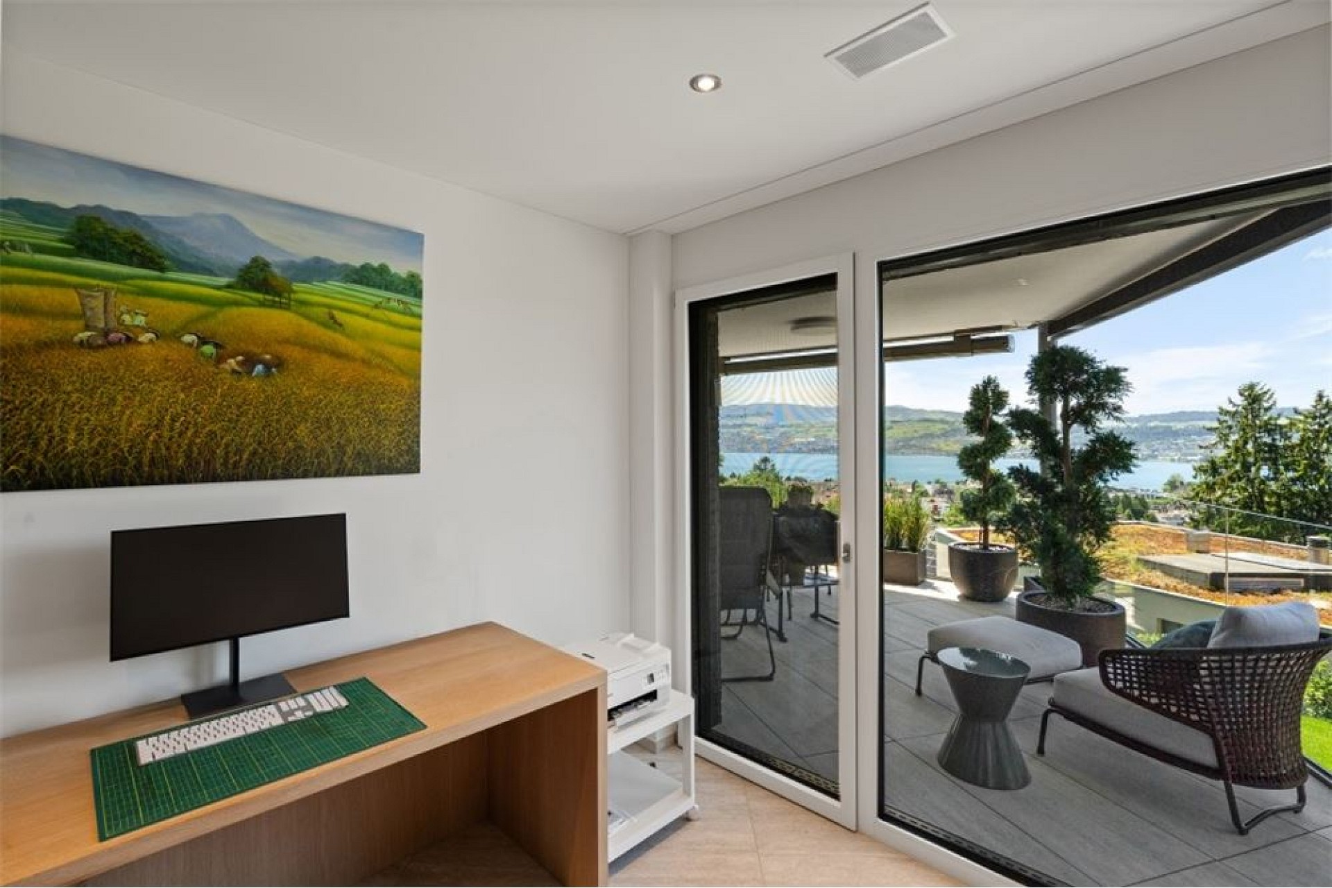 Helles Homeoffice mit Balkonblick