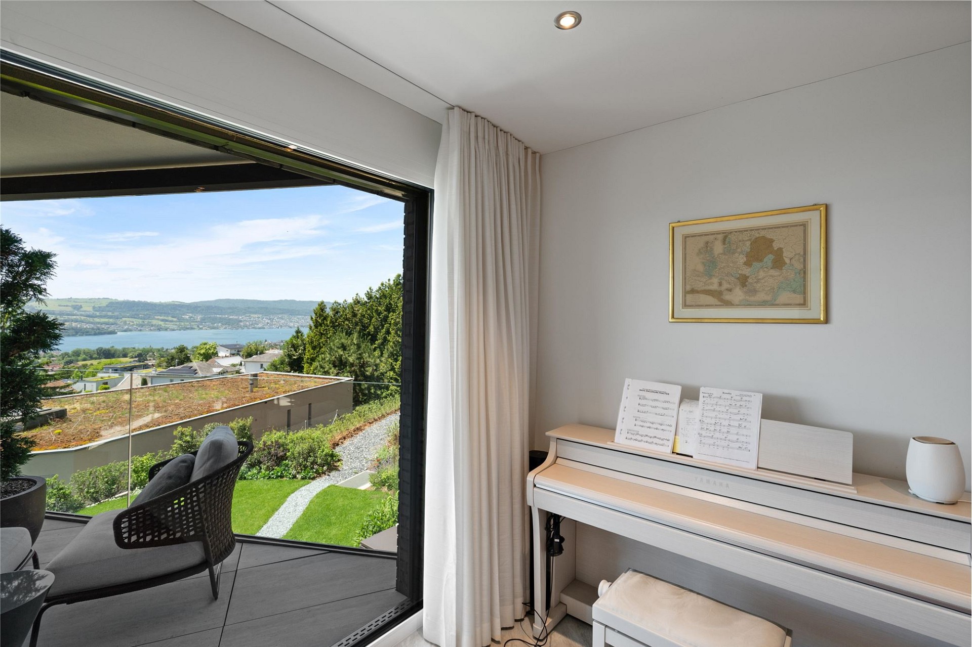 Helles Zimmer mit Panoramaausblick und Klavier