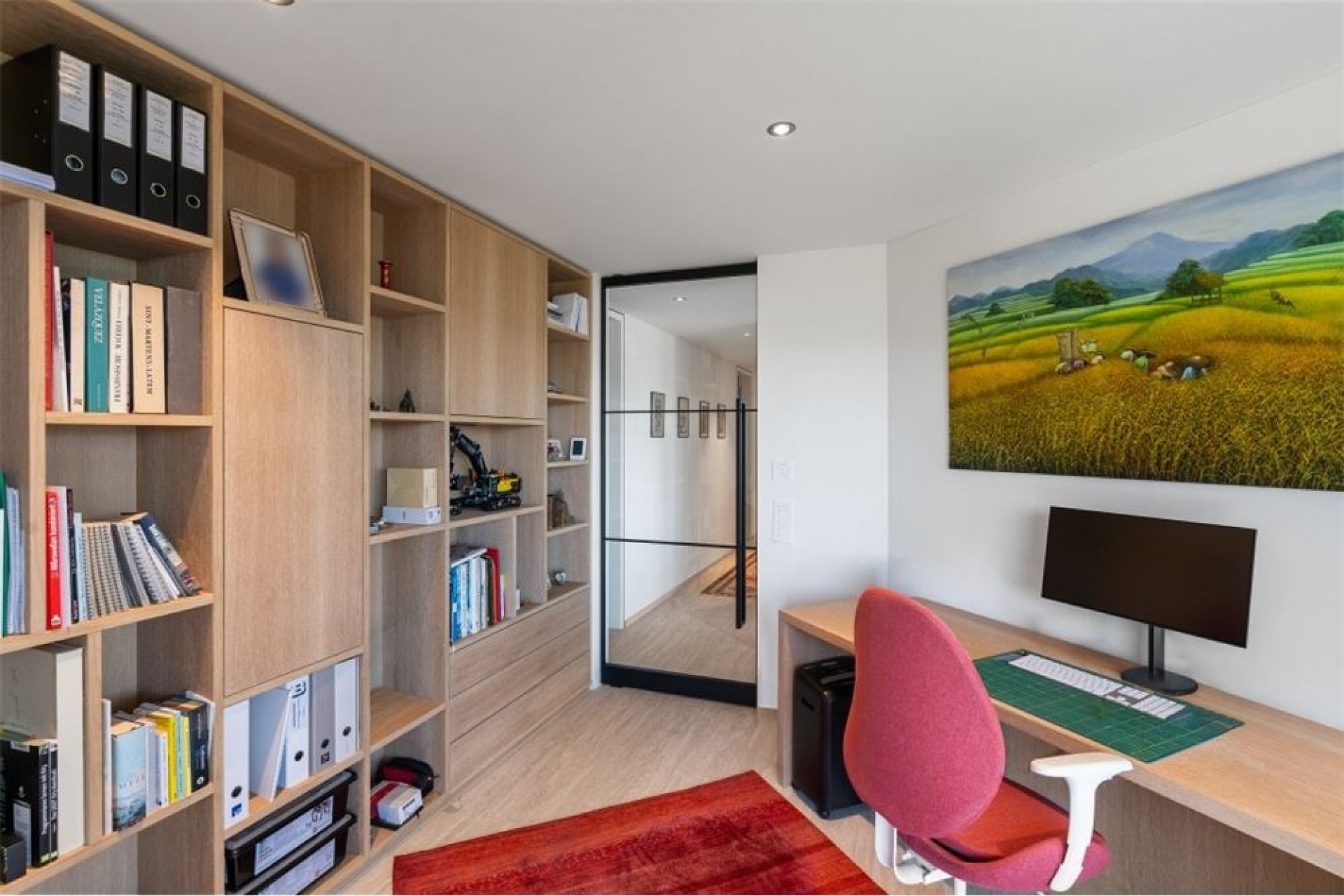Arbeitszimmer mit Einbauregalen