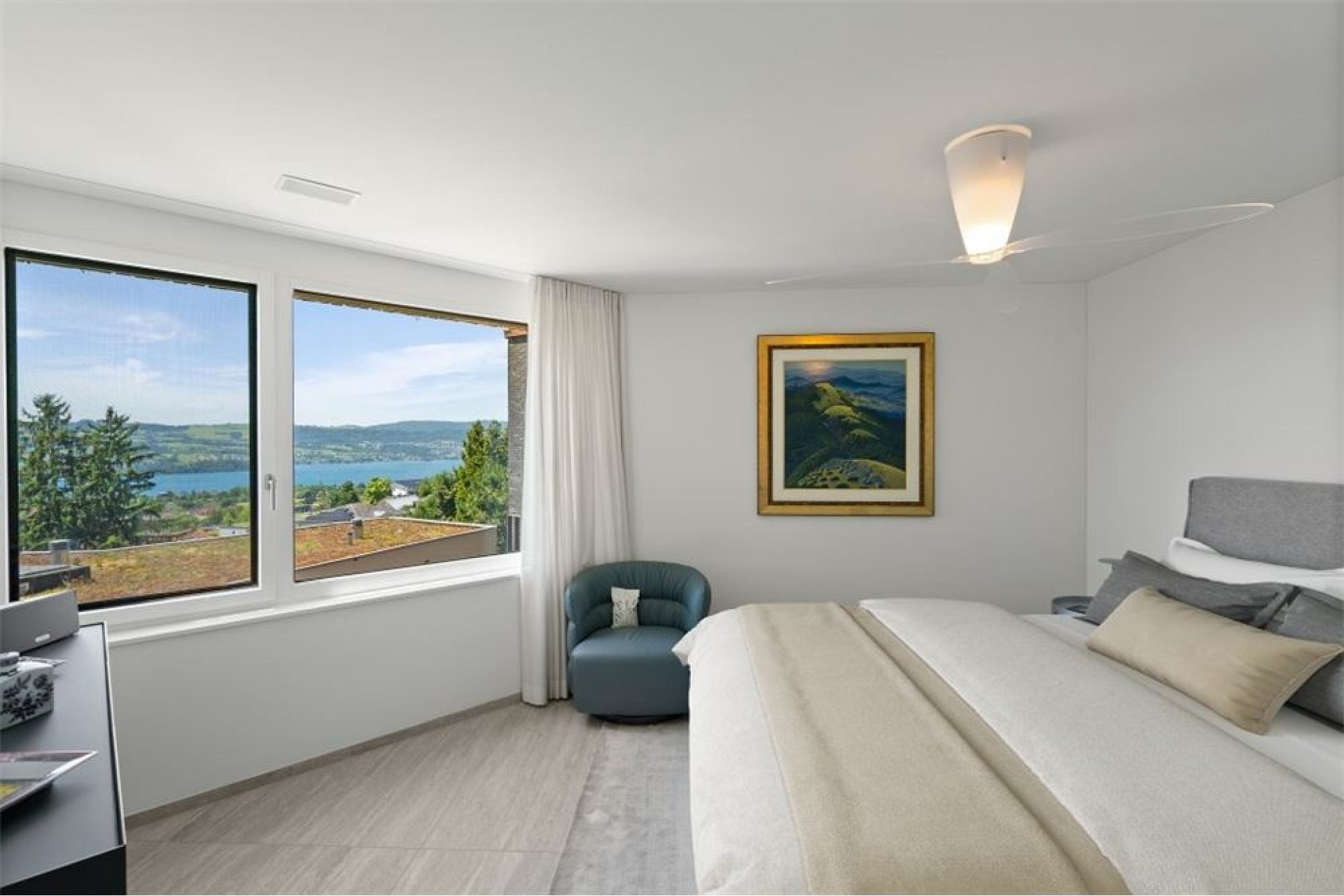 Helles Schlafzimmer mit Aussicht