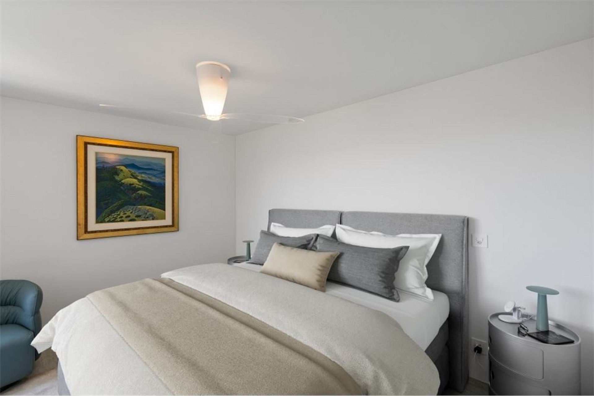 Modernes Schlafzimmer mit neutraler Einrichtung