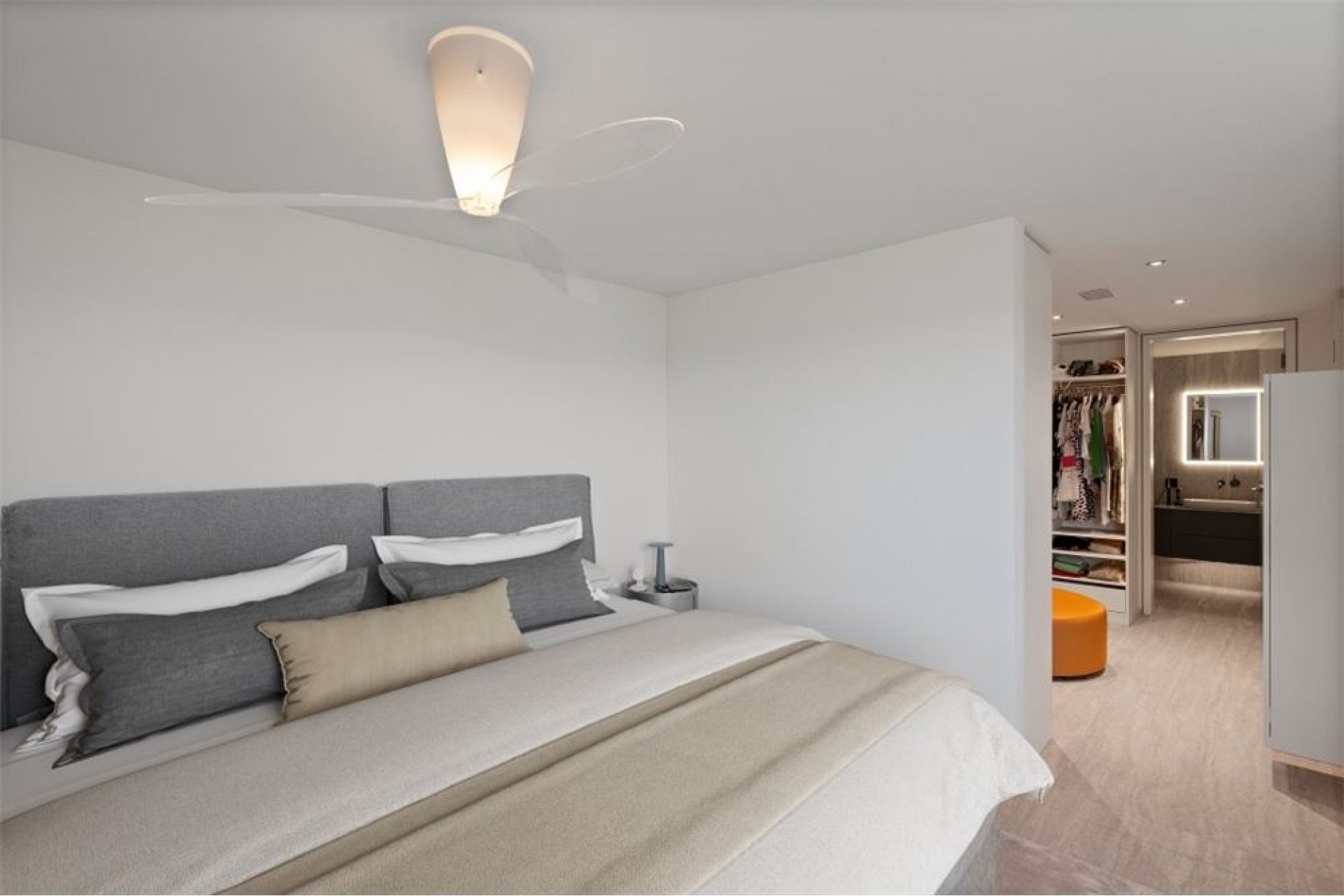 Modernes Schlafzimmer mit Ankleidebereich