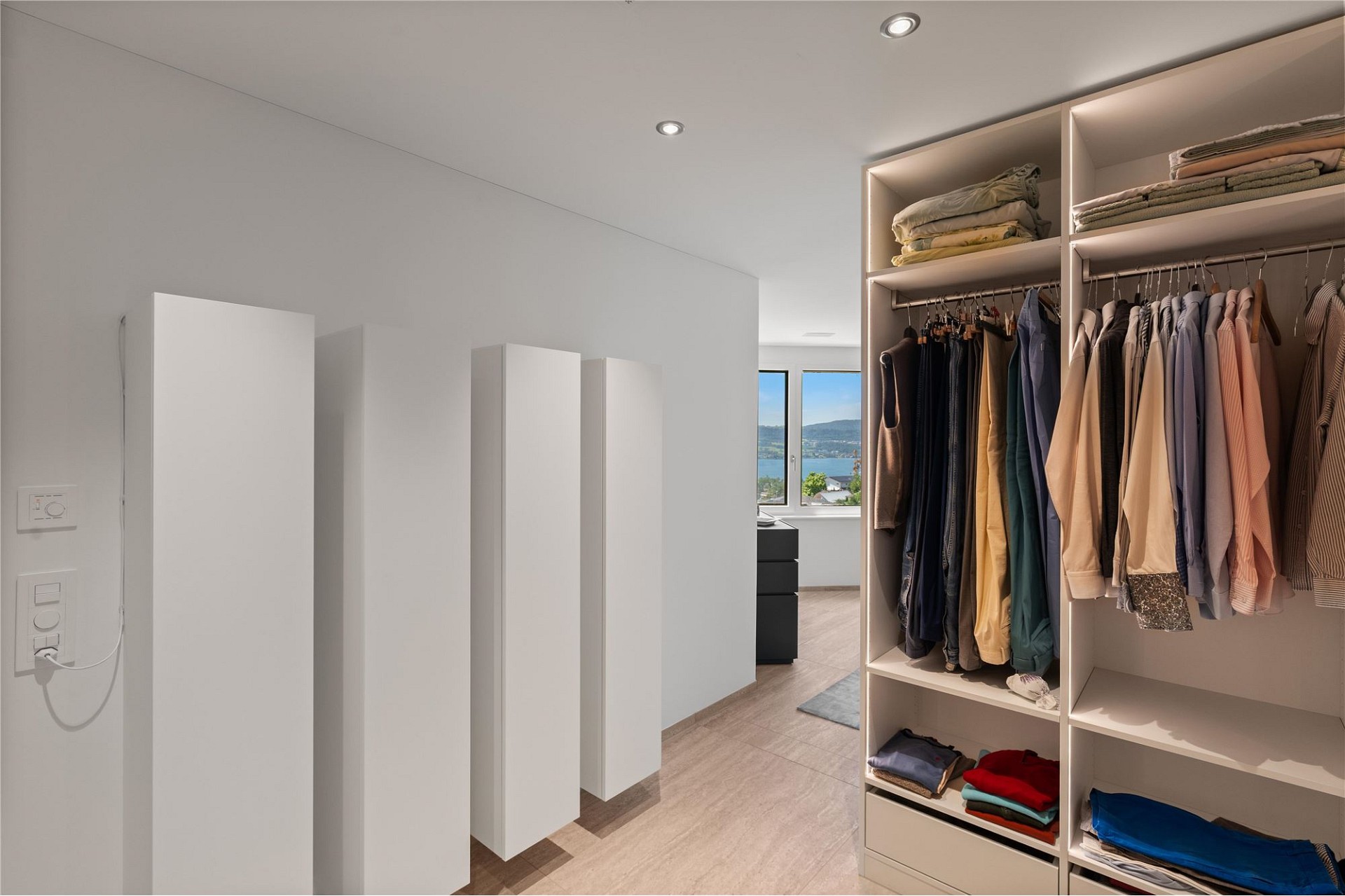 Ankleidezimmer mit Einbauschränken und Seeblick