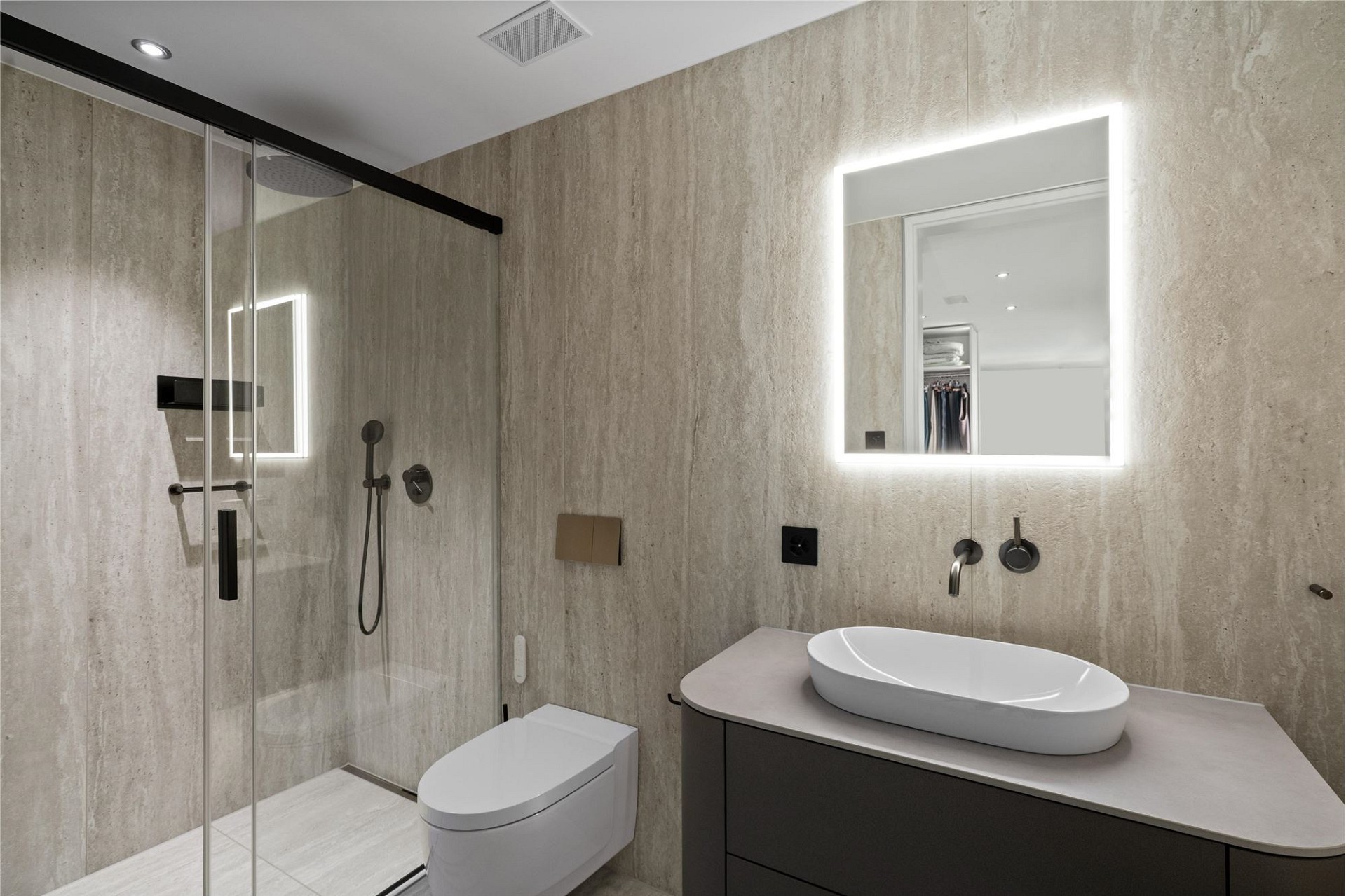 Modernes Badezimmer mit Walk-in-Dusche und beleuchtetem Spiegel