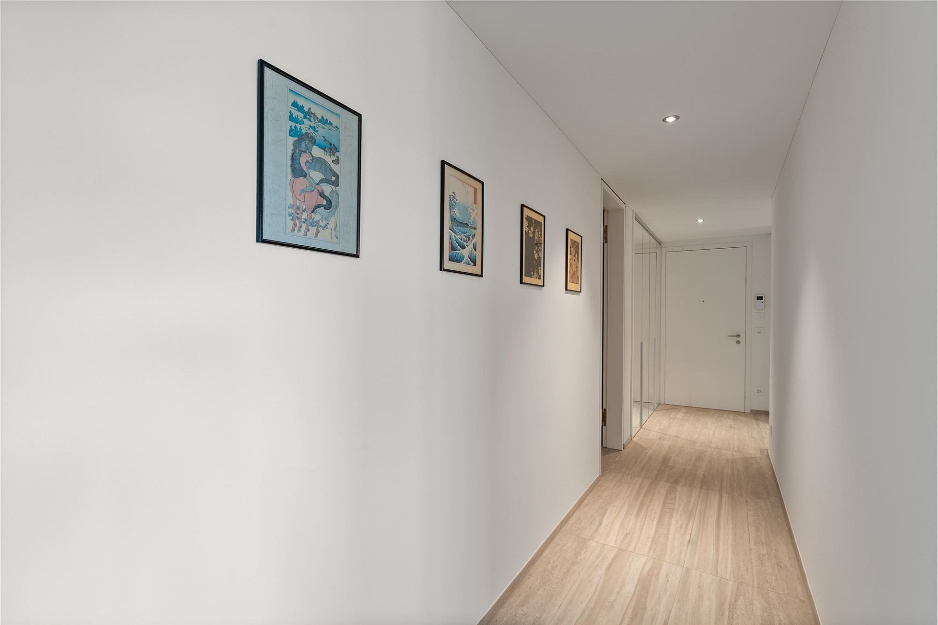 Heller, schmaler Flur mit Bildergalerie