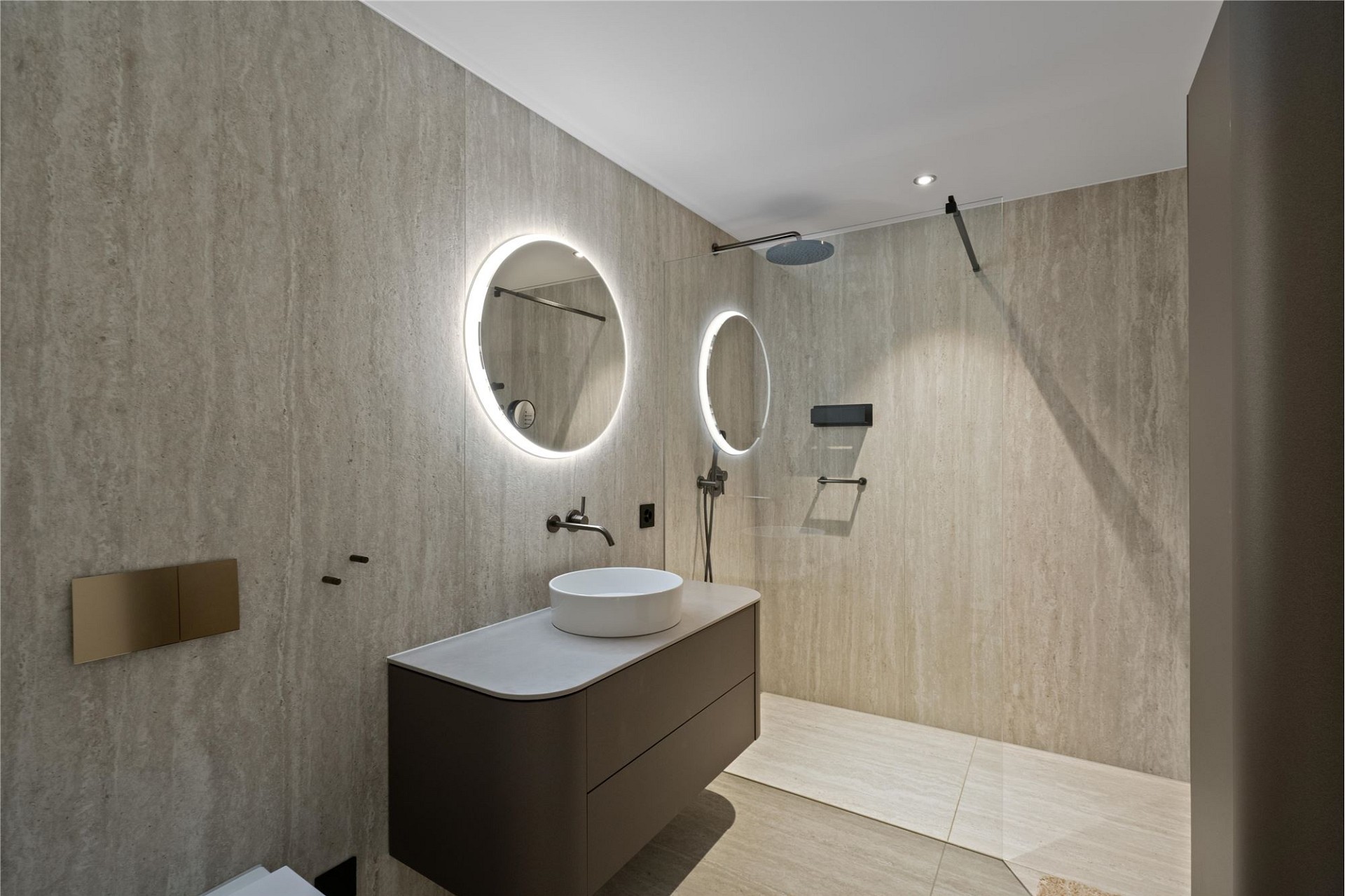 Modernes Badezimmer mit beleuchtetem Spiegel und Walk-in-Dusche