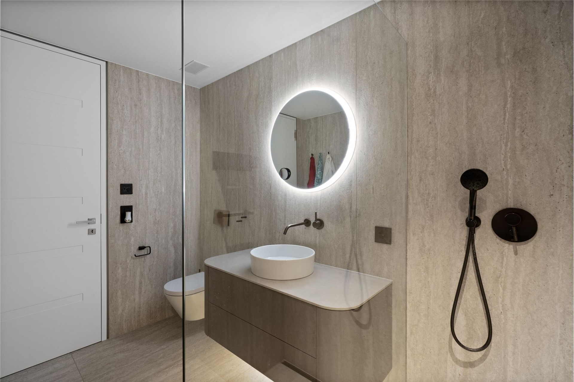 Modernes Badezimmer mit Rundspiegel und Walk-in-Dusche