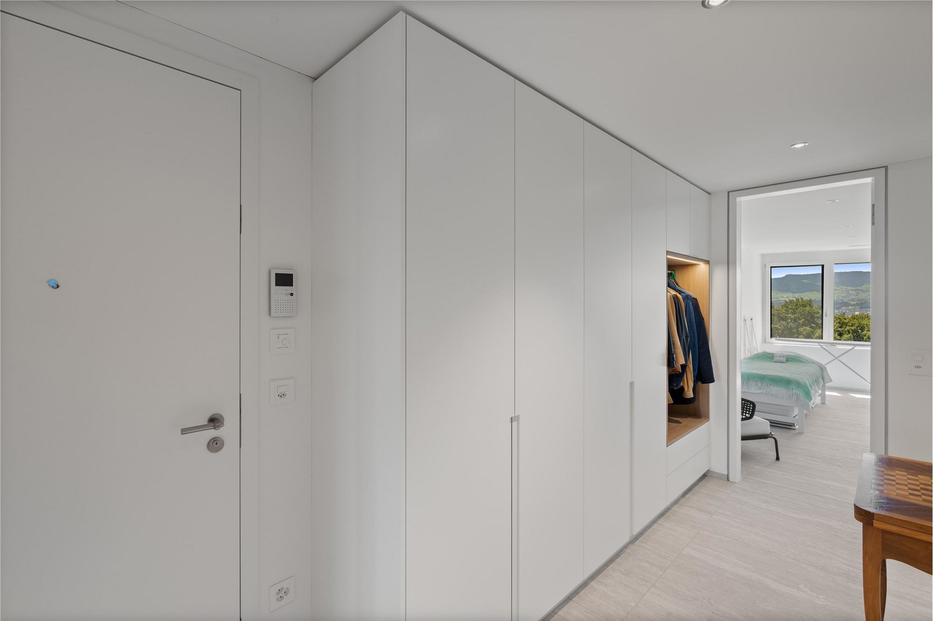 Heller Flur mit Einbauschrank und Blick ins Schlafzimmer