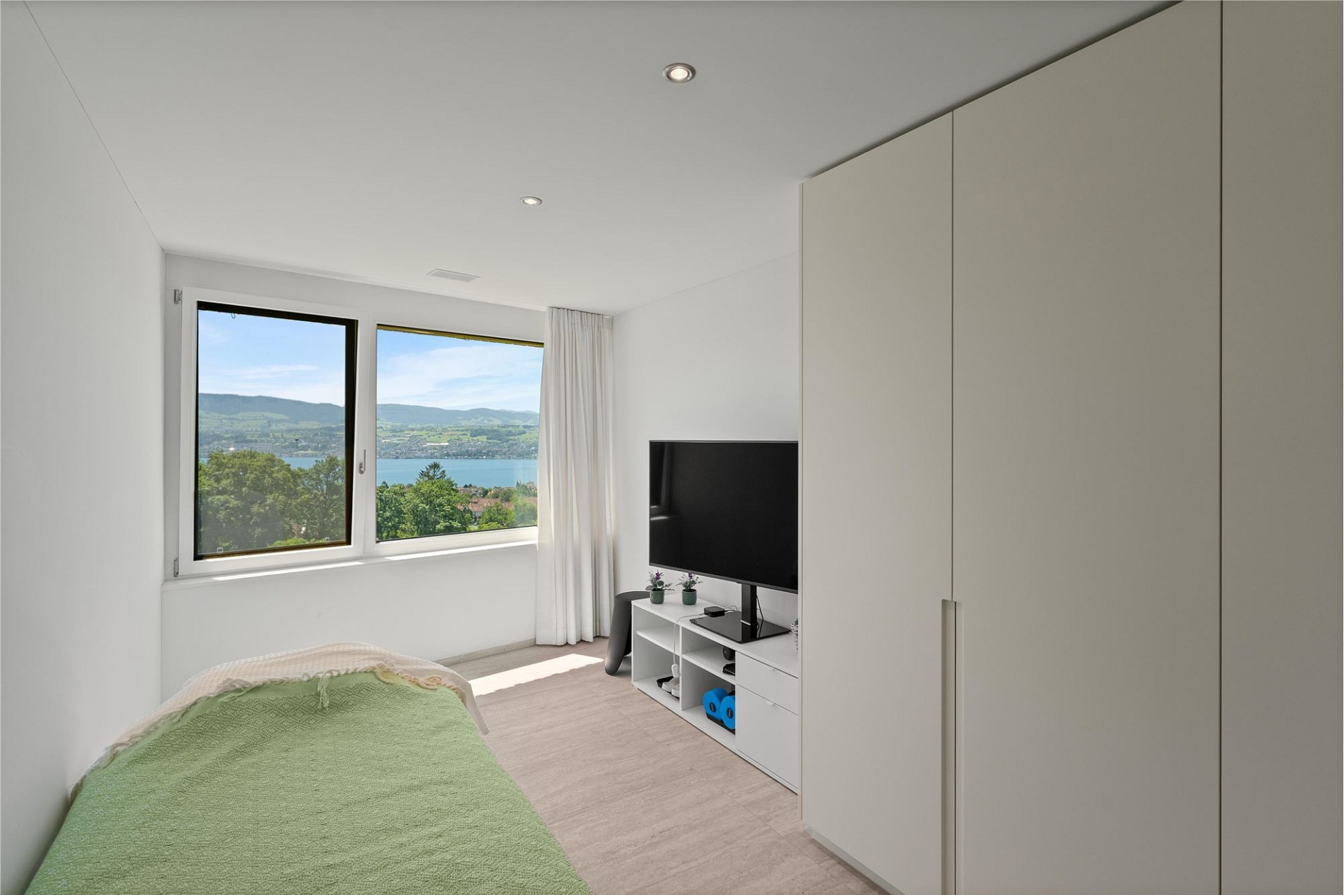 Helles Schlafzimmer mit Ausblick