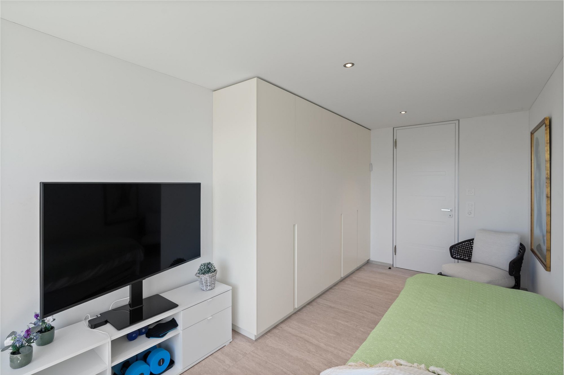Helles, minimalistisches Schlafzimmer mit Einbauschrank