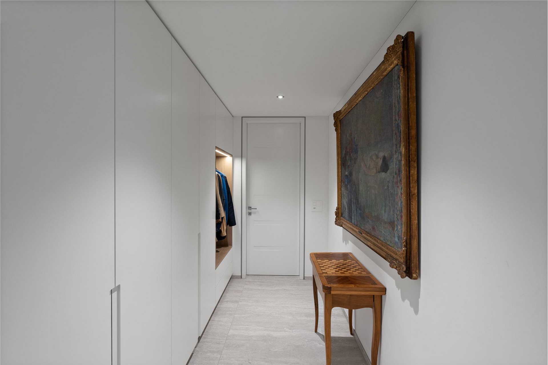 Moderner, schmaler Flur mit Einbauschrank
