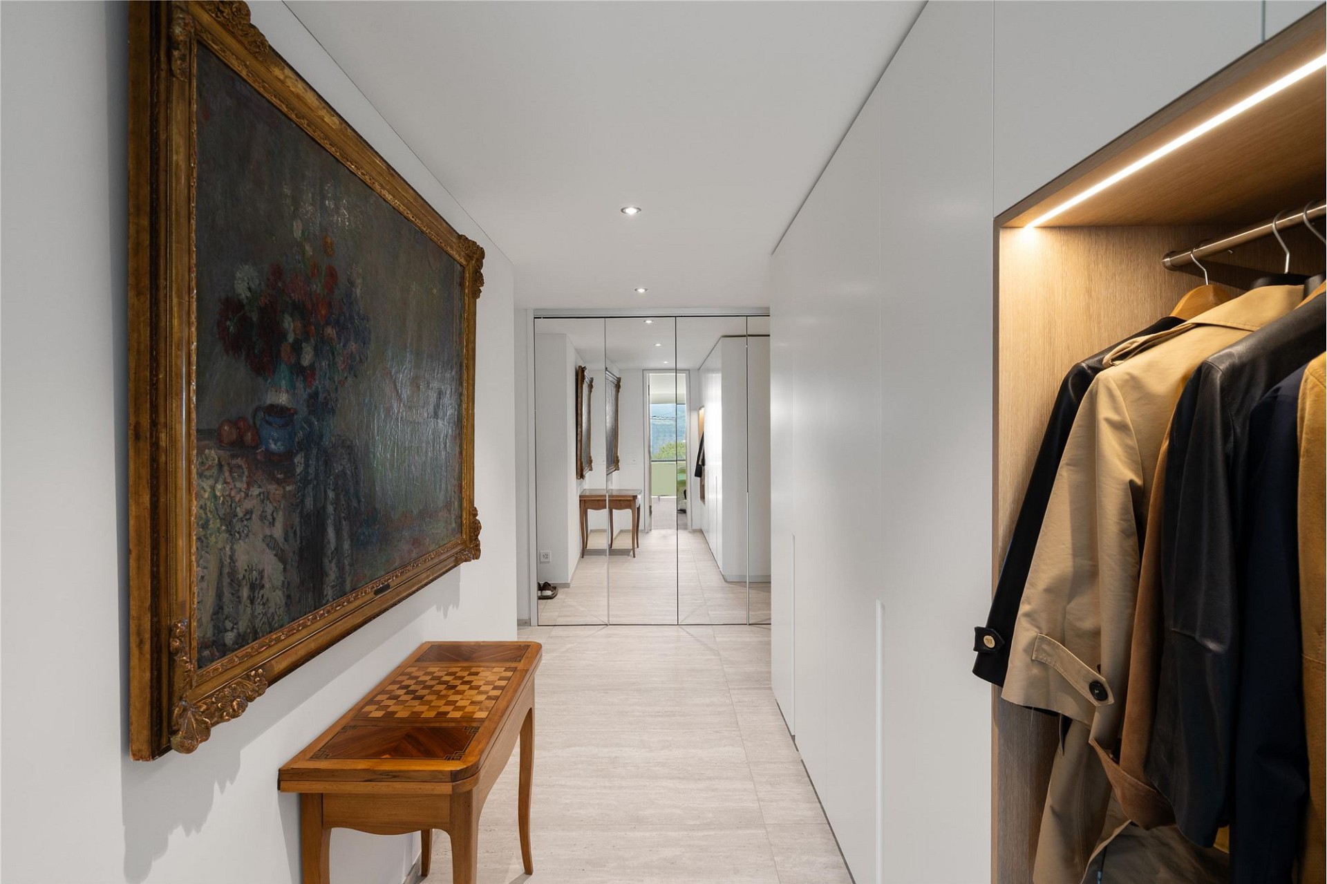 Eleganter Flur mit begehbarem Kleiderschrank