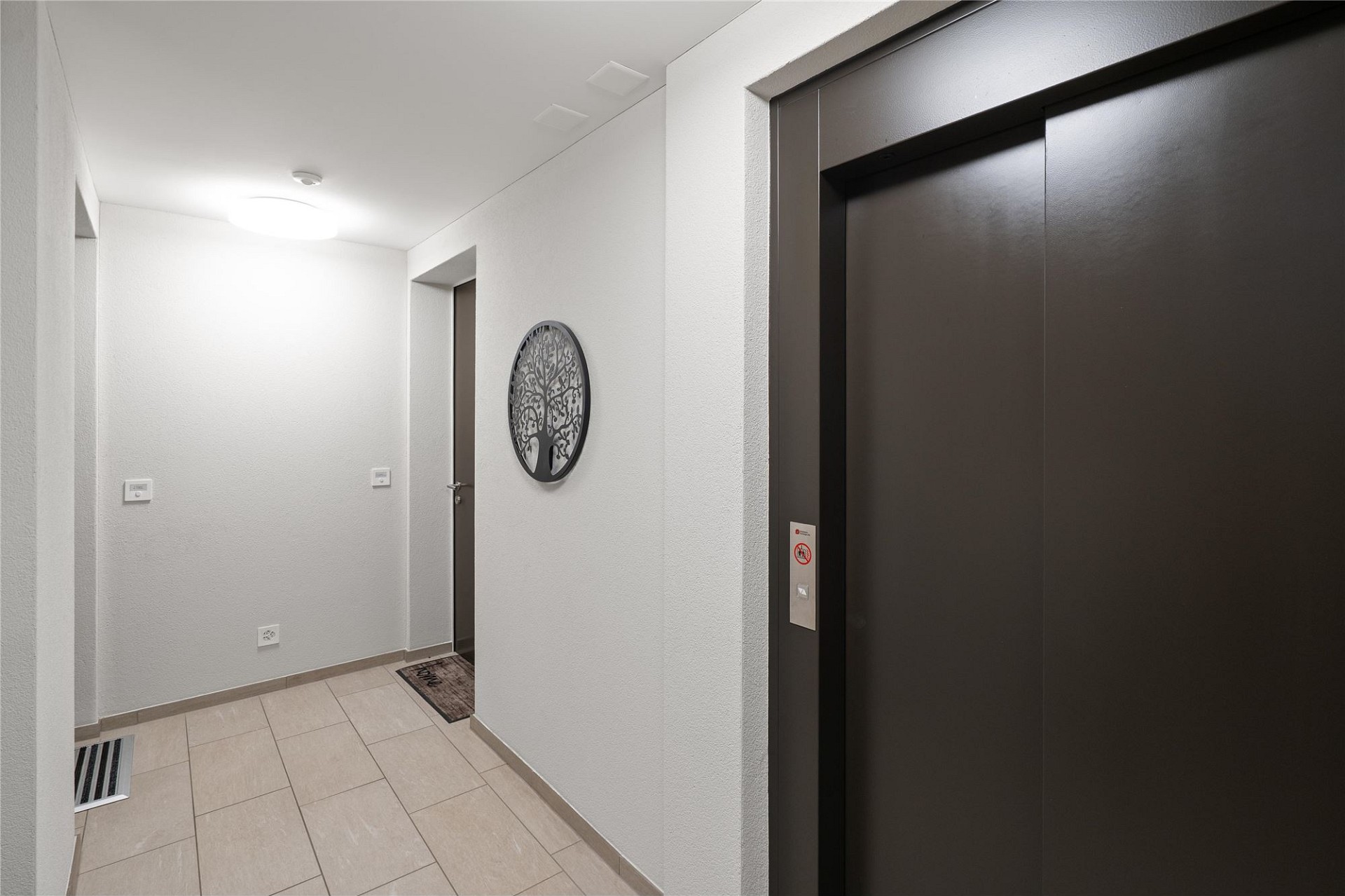 Heller Eingangsflur mit Aufzug