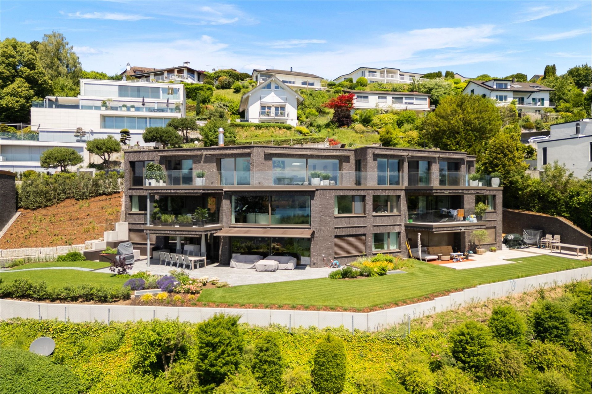 Luxuriöses modernes Hanghaus mit großem Garten