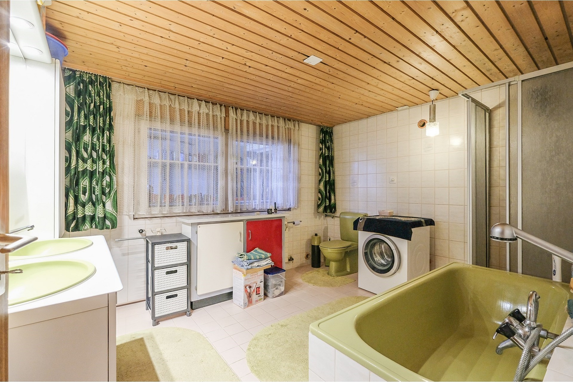 Badezimmer mit Badewanne und Waschbereich