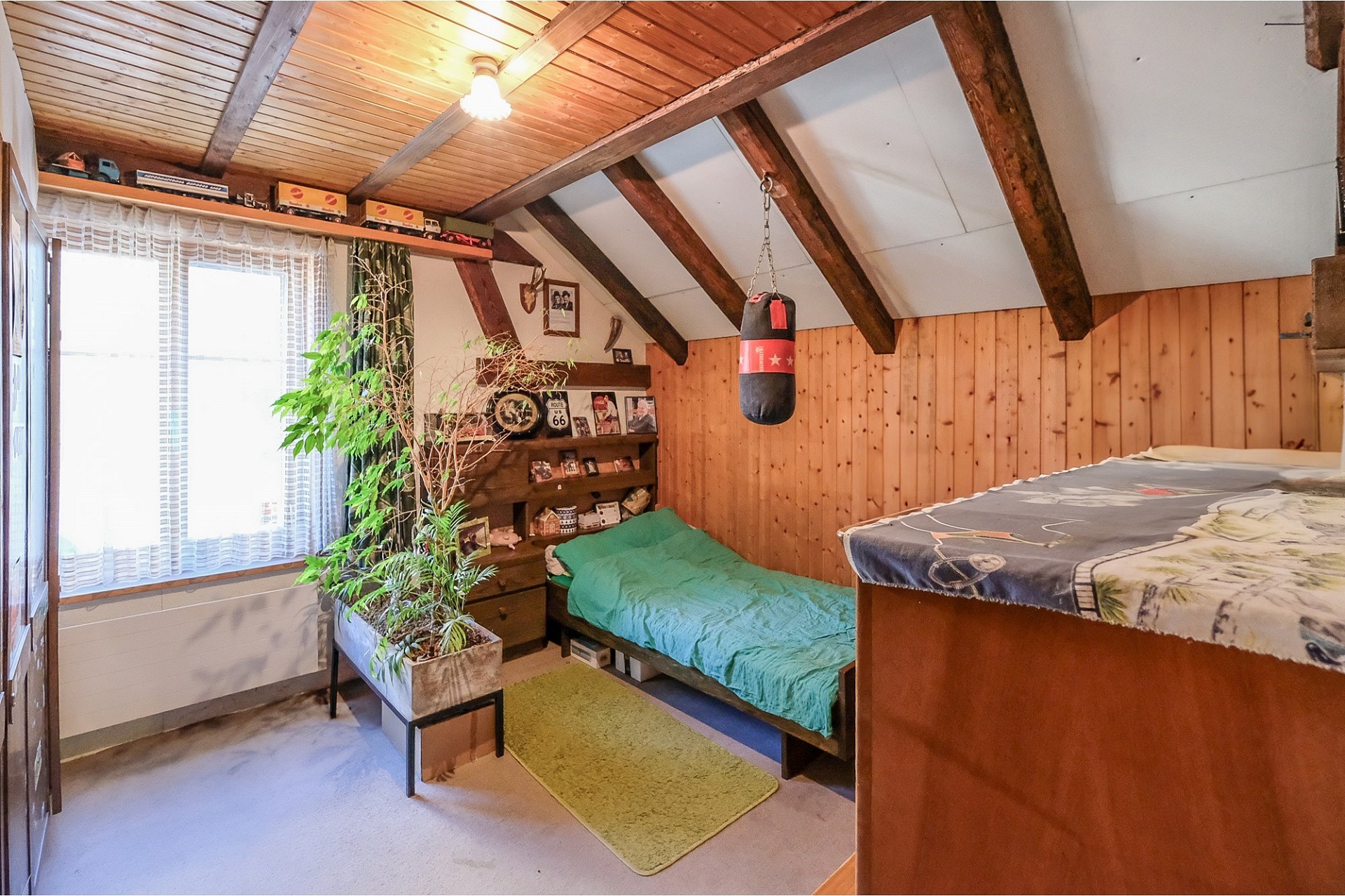 Gemütliches Dachgeschoss-Schlafzimmer mit Holzvertäfelung