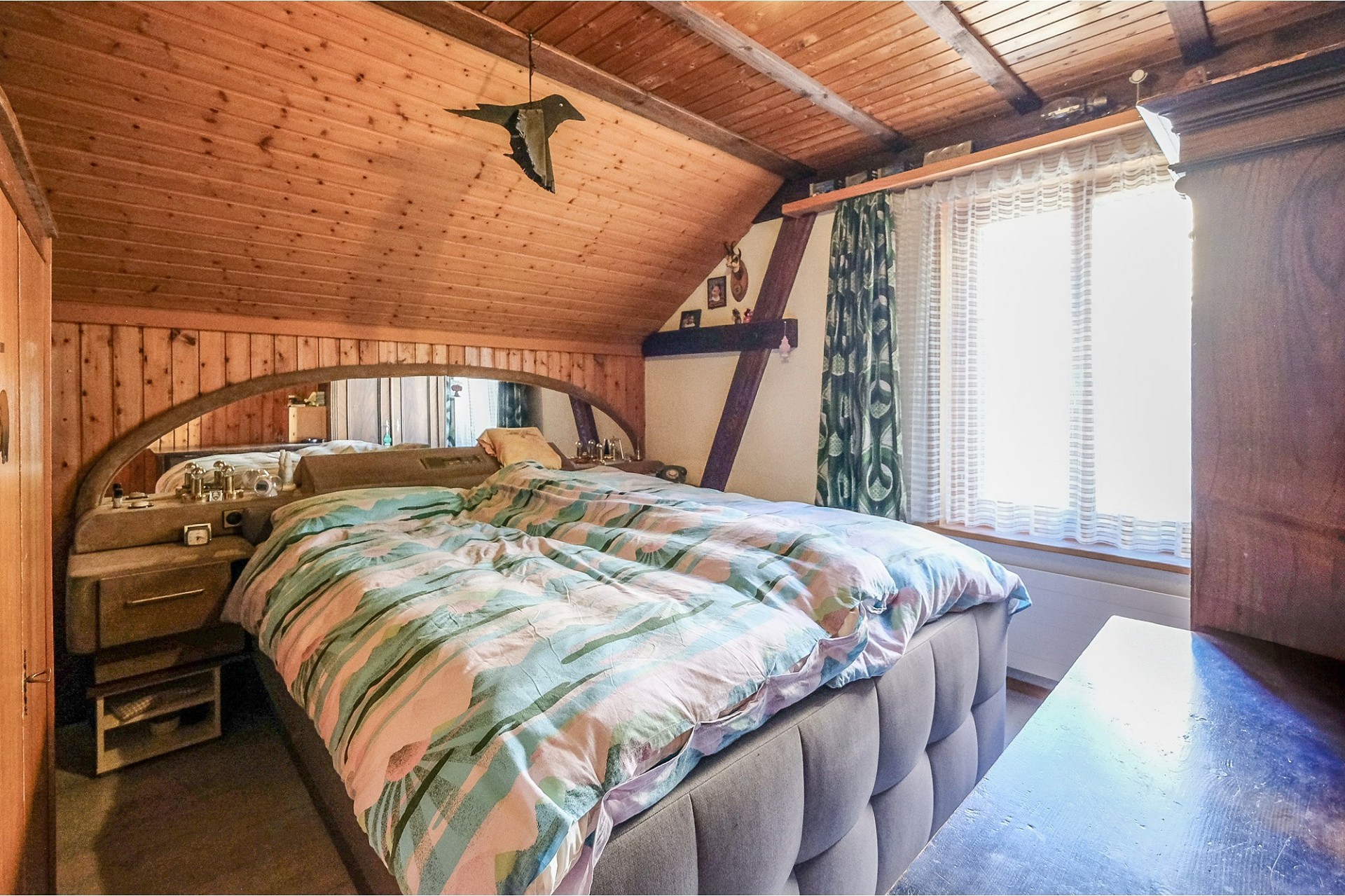 Gemütliches Schlafzimmer im rustikalen Holzstil