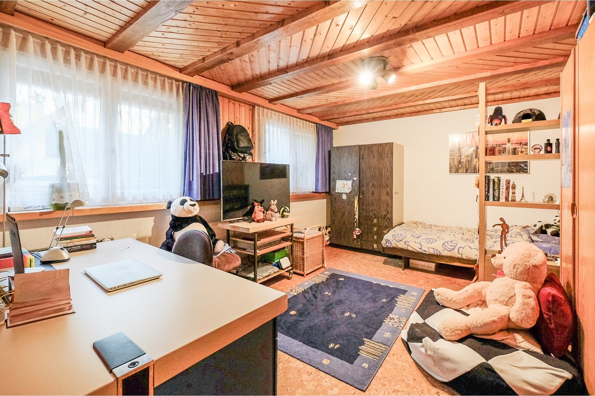 Jugendzimmer mit Arbeitsbereich