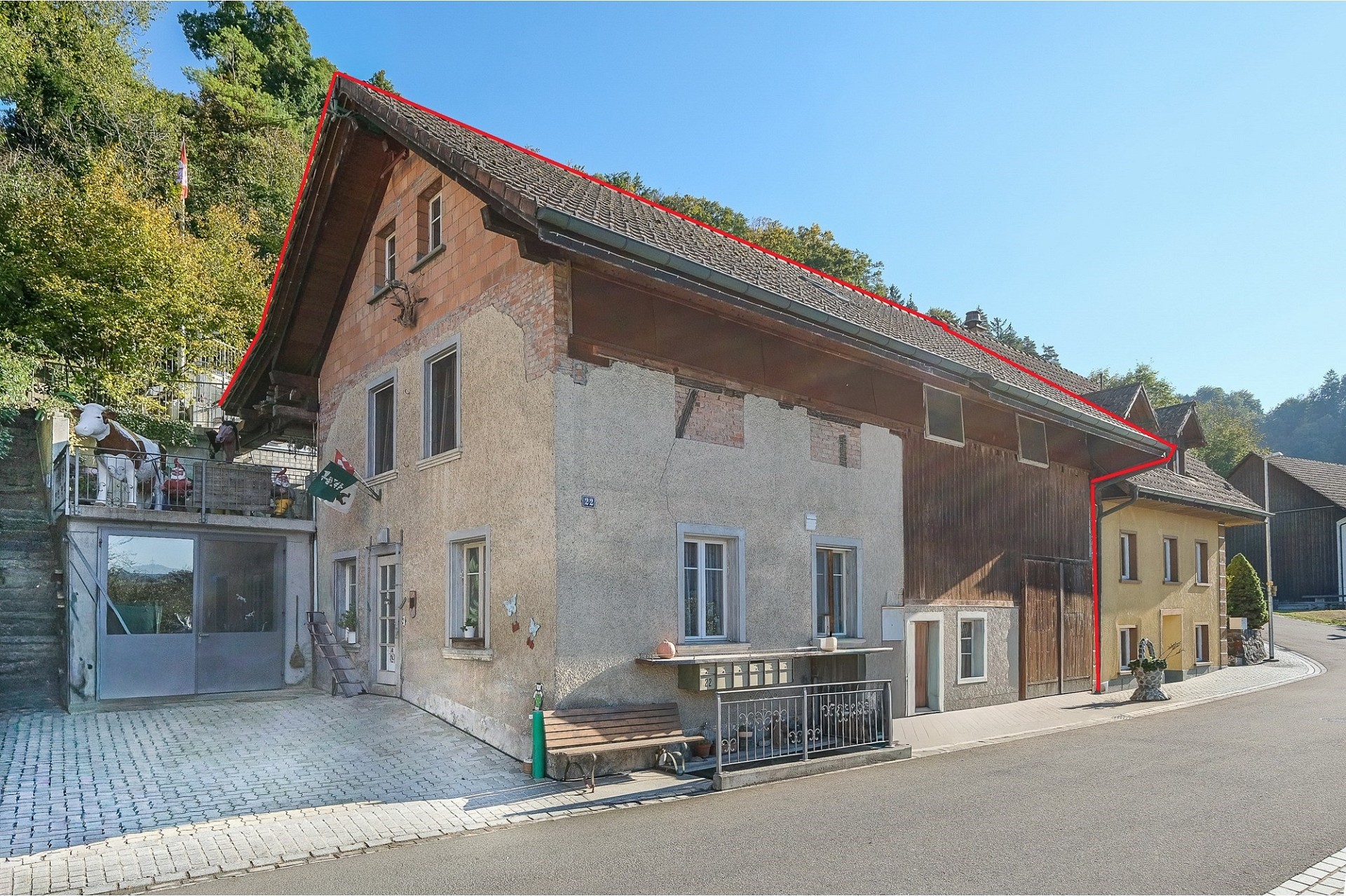 Altes ländliches Wohnhaus mit steilem Satteldach
