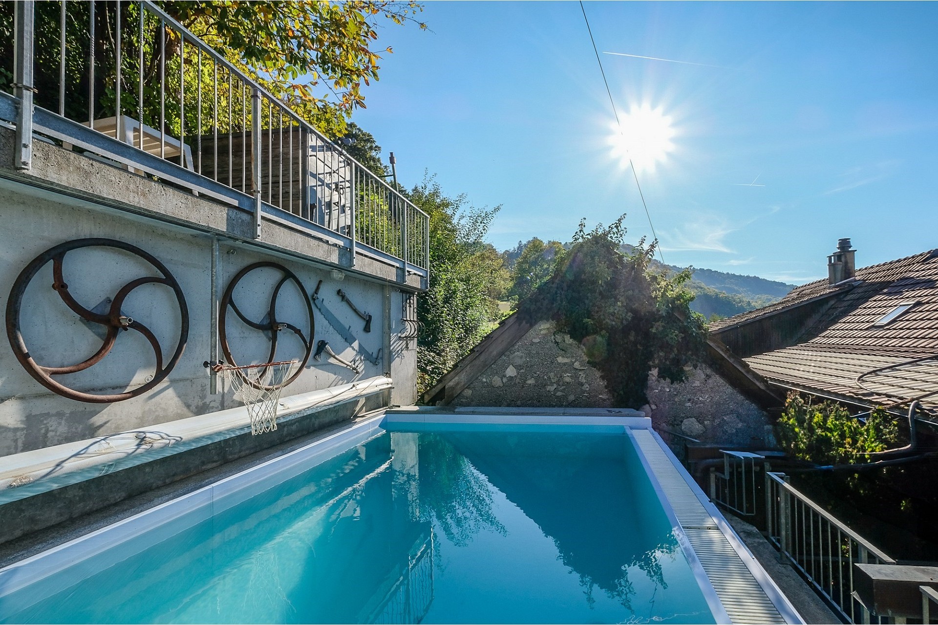 Außenansicht mit Pool und sonniger Terrasse