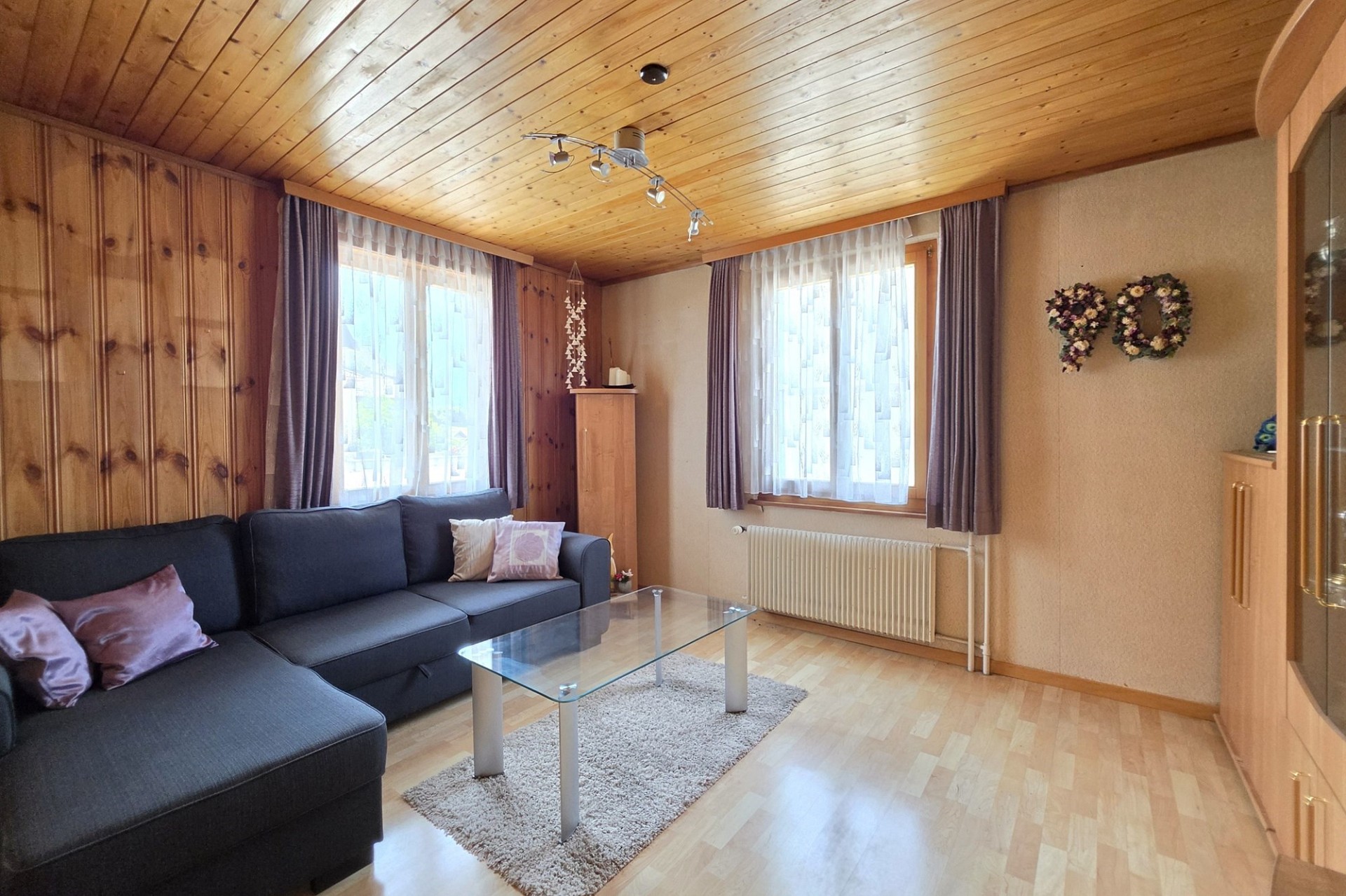 Gemütliches Wohnzimmer mit Holzdecke