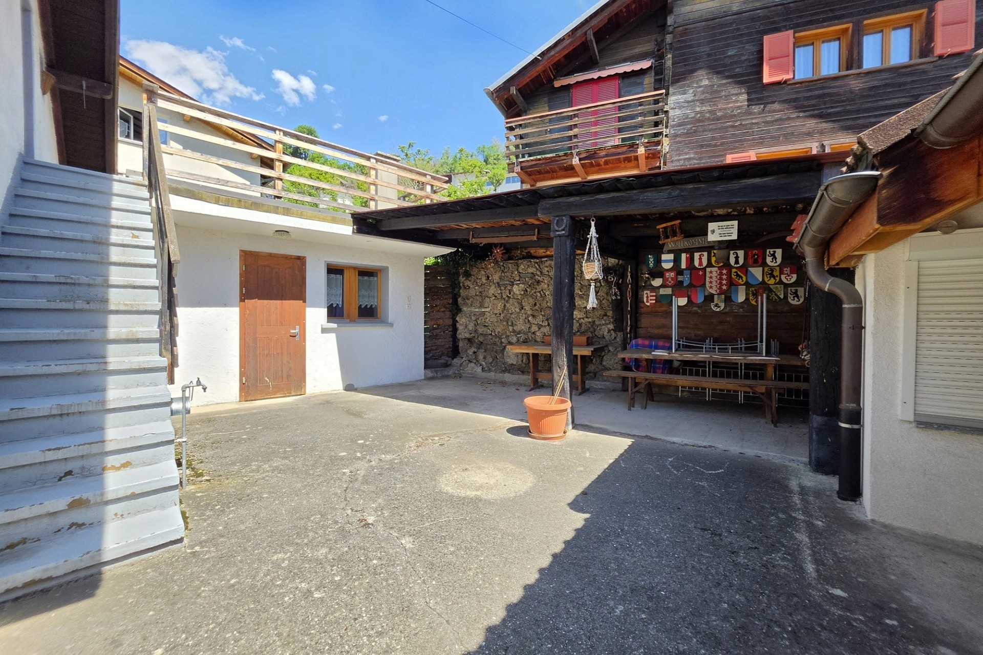 Innenhof eines alpinen Wohnhauses