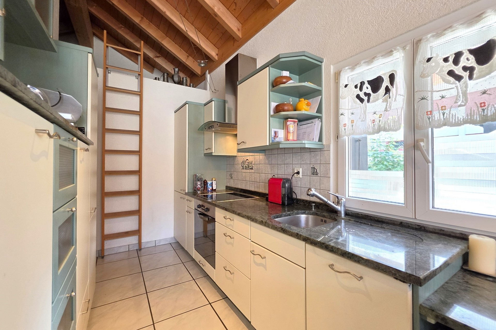 Kleine Küche mit Dachschräge und Holzdecke