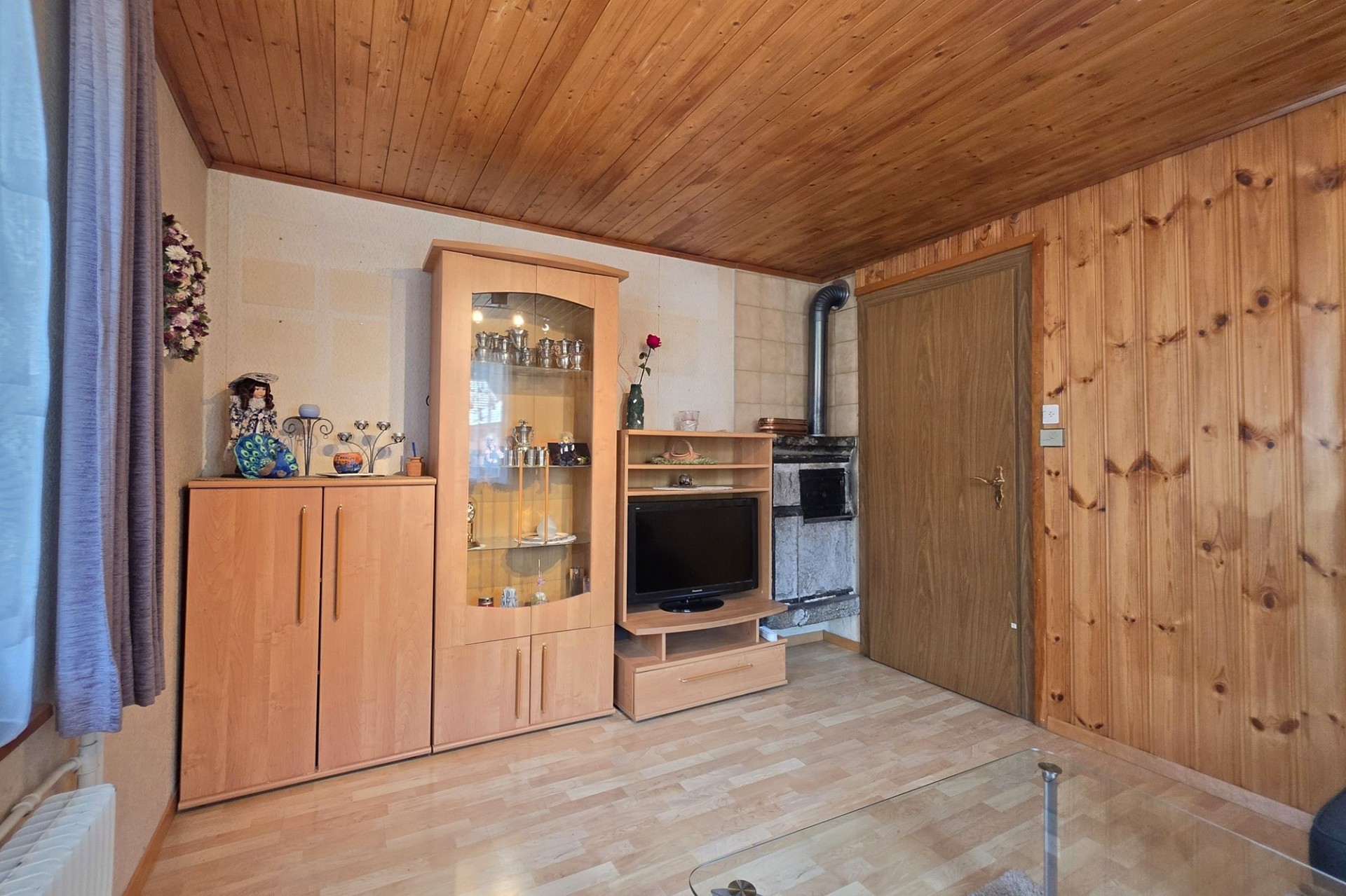 Gemütliches Holzwohnzimmer mit Ofen