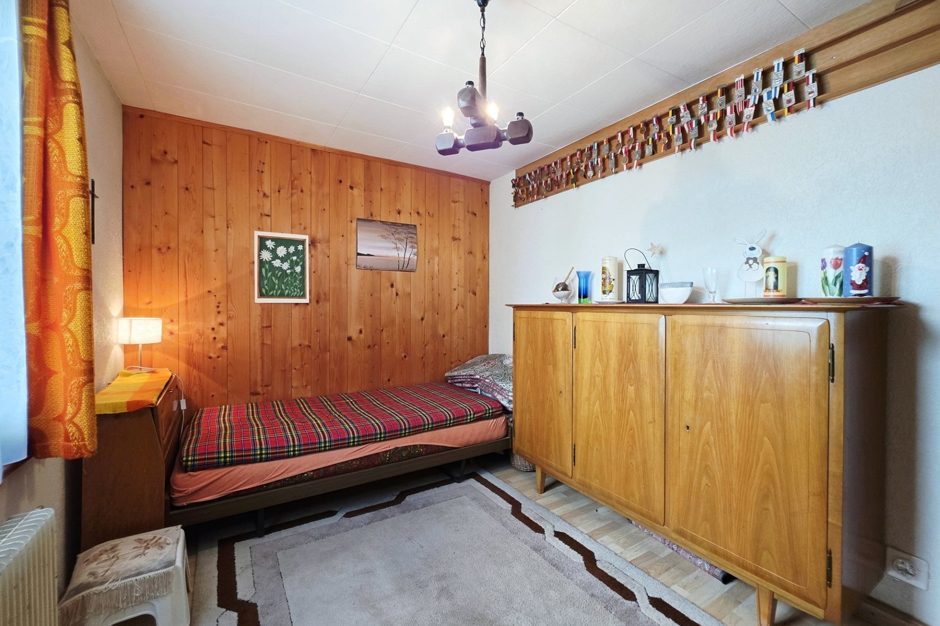 Kleines Schlafzimmer mit Holzverkleidung