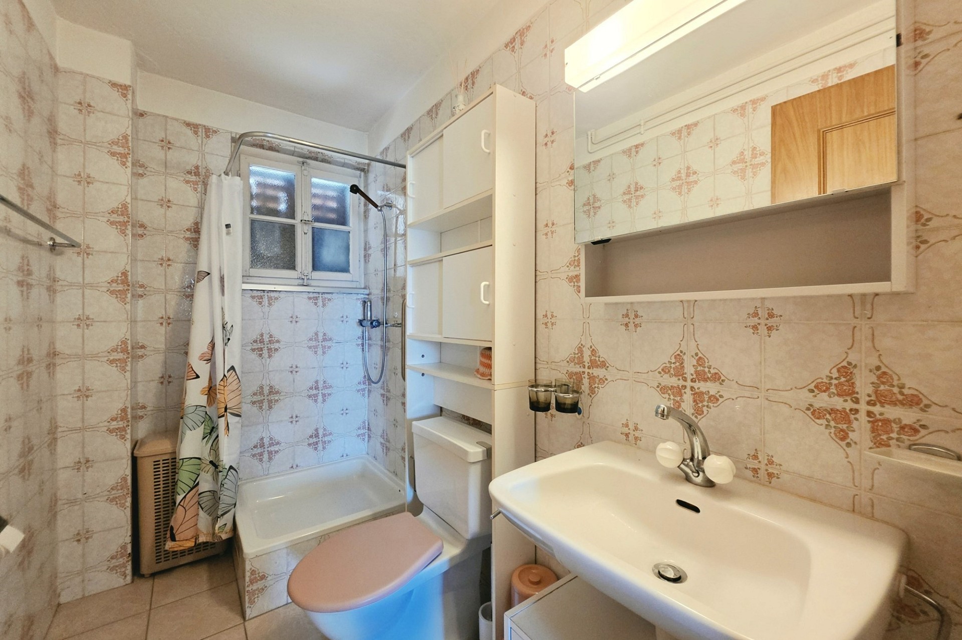 Kleines Badezimmer mit Dusche und WC