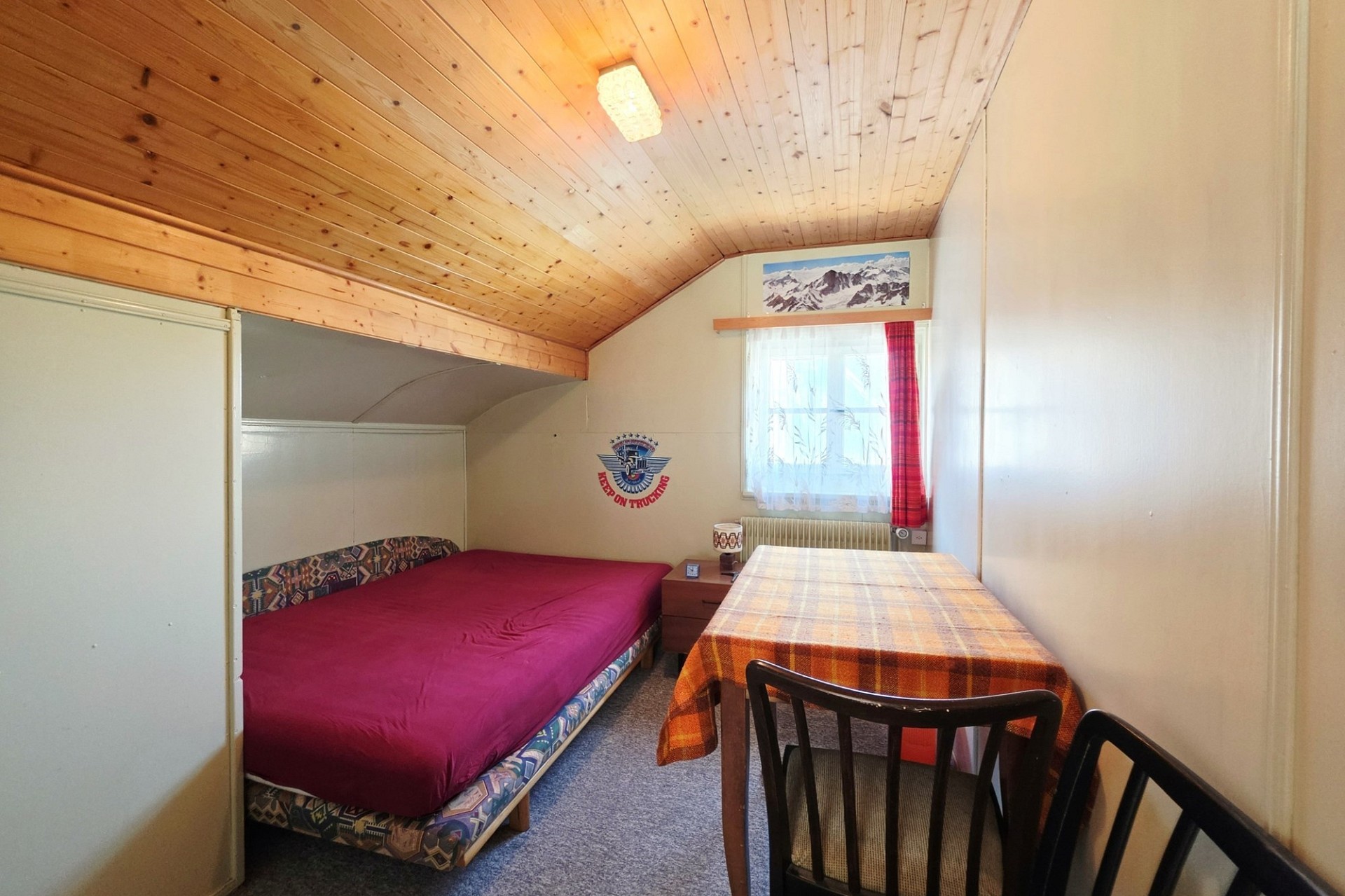 Kleines Schlafzimmer mit Essbereich