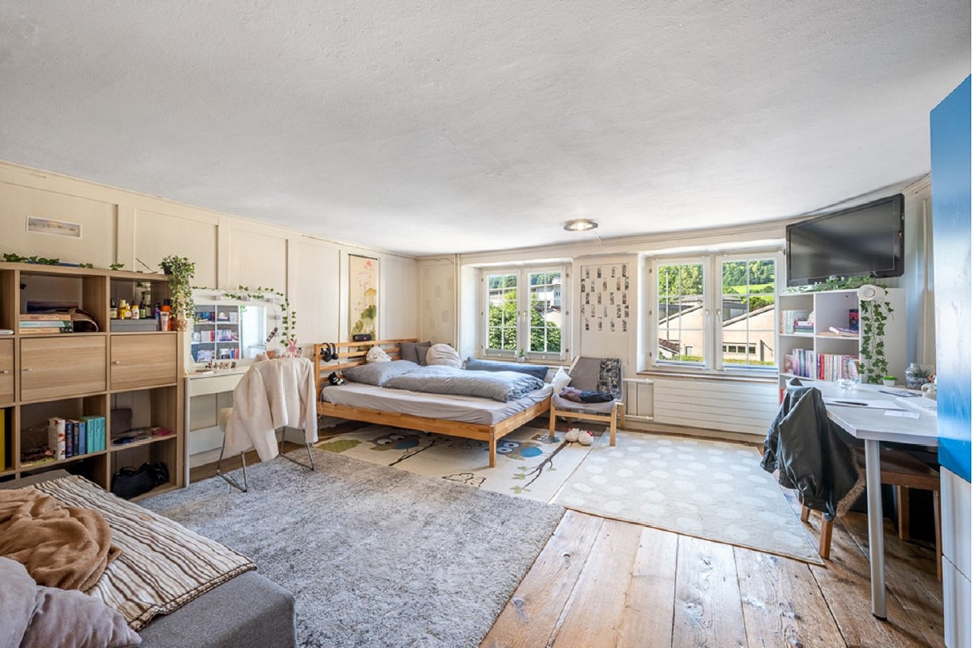 Helles Schlafzimmer mit Arbeitsbereich