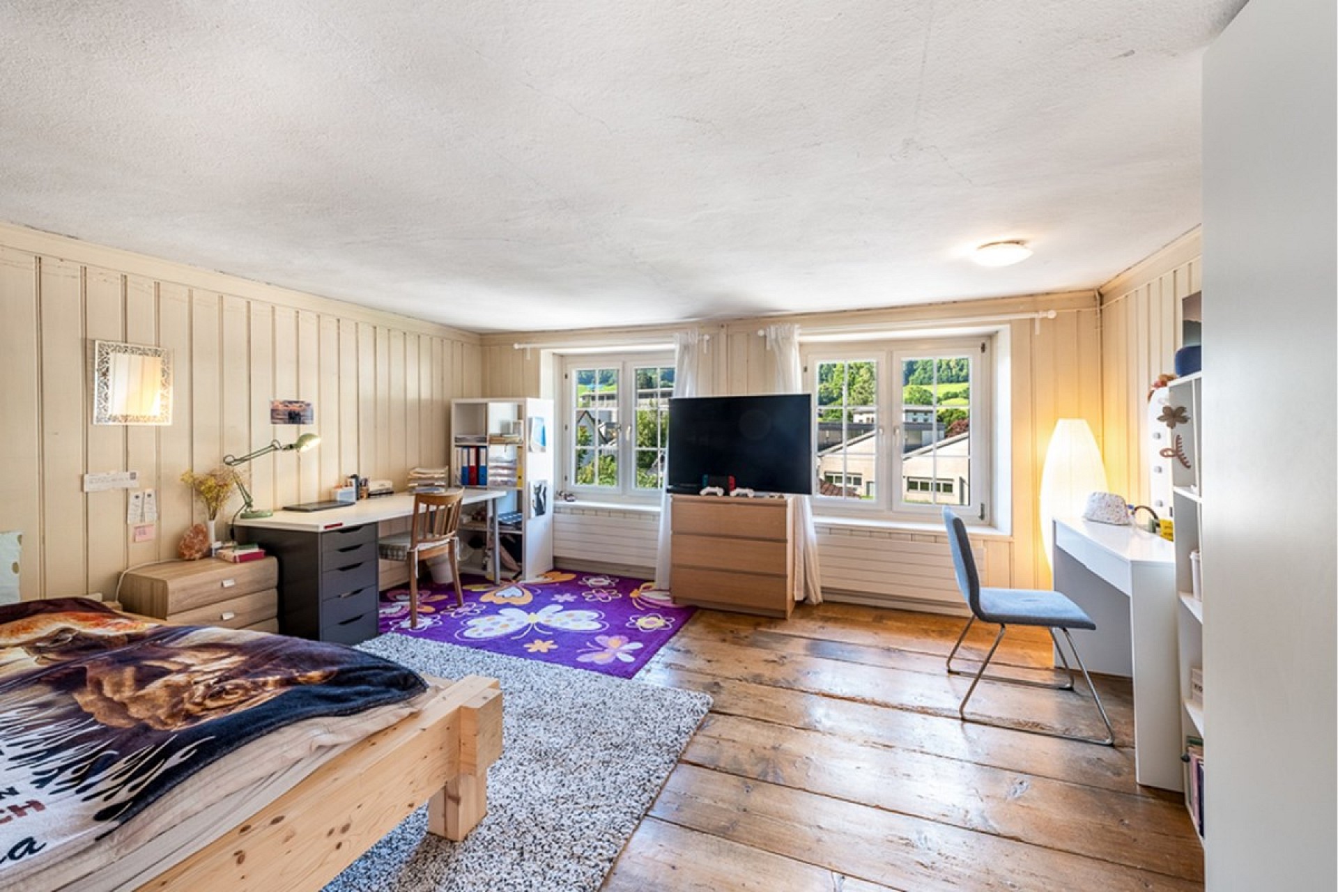 Helles Schlafzimmer mit Arbeitsbereich