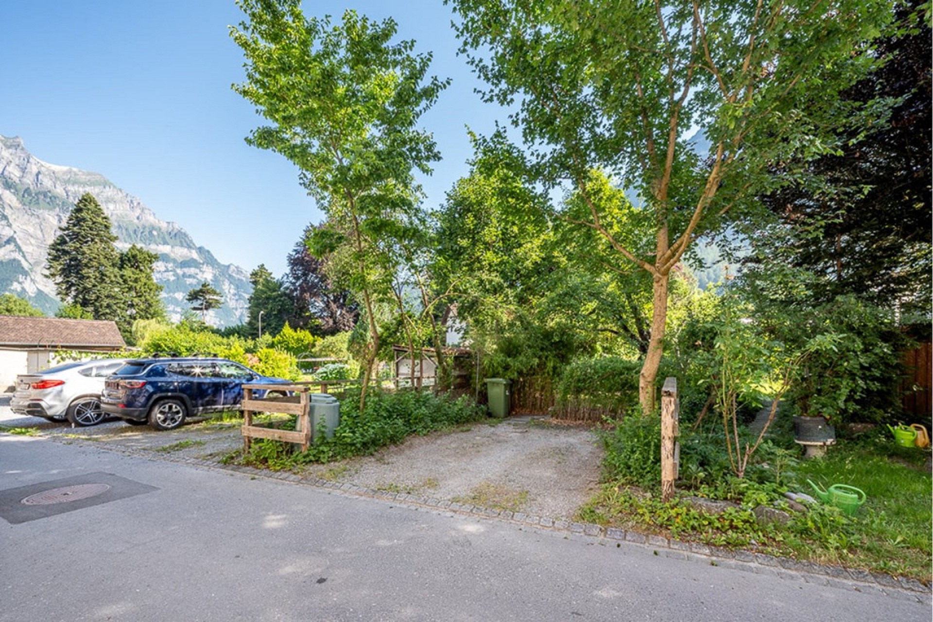 Gartenzufahrt mit Bergblick