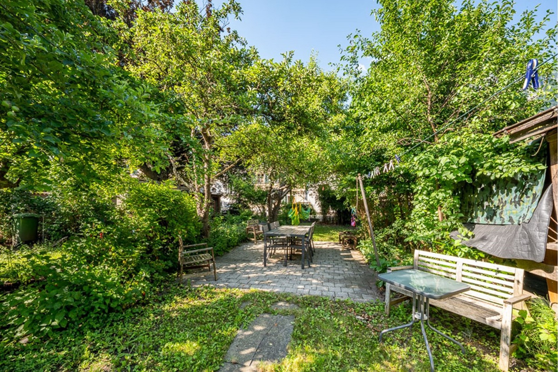 Grüner Garten mit Sitzbereich