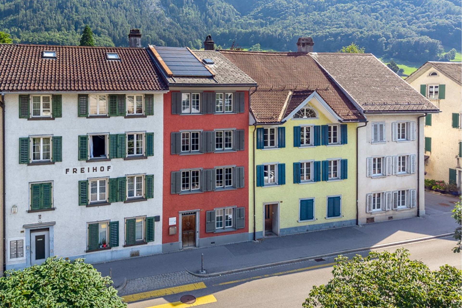 Historische Häuserfront mit bunten Fassaden