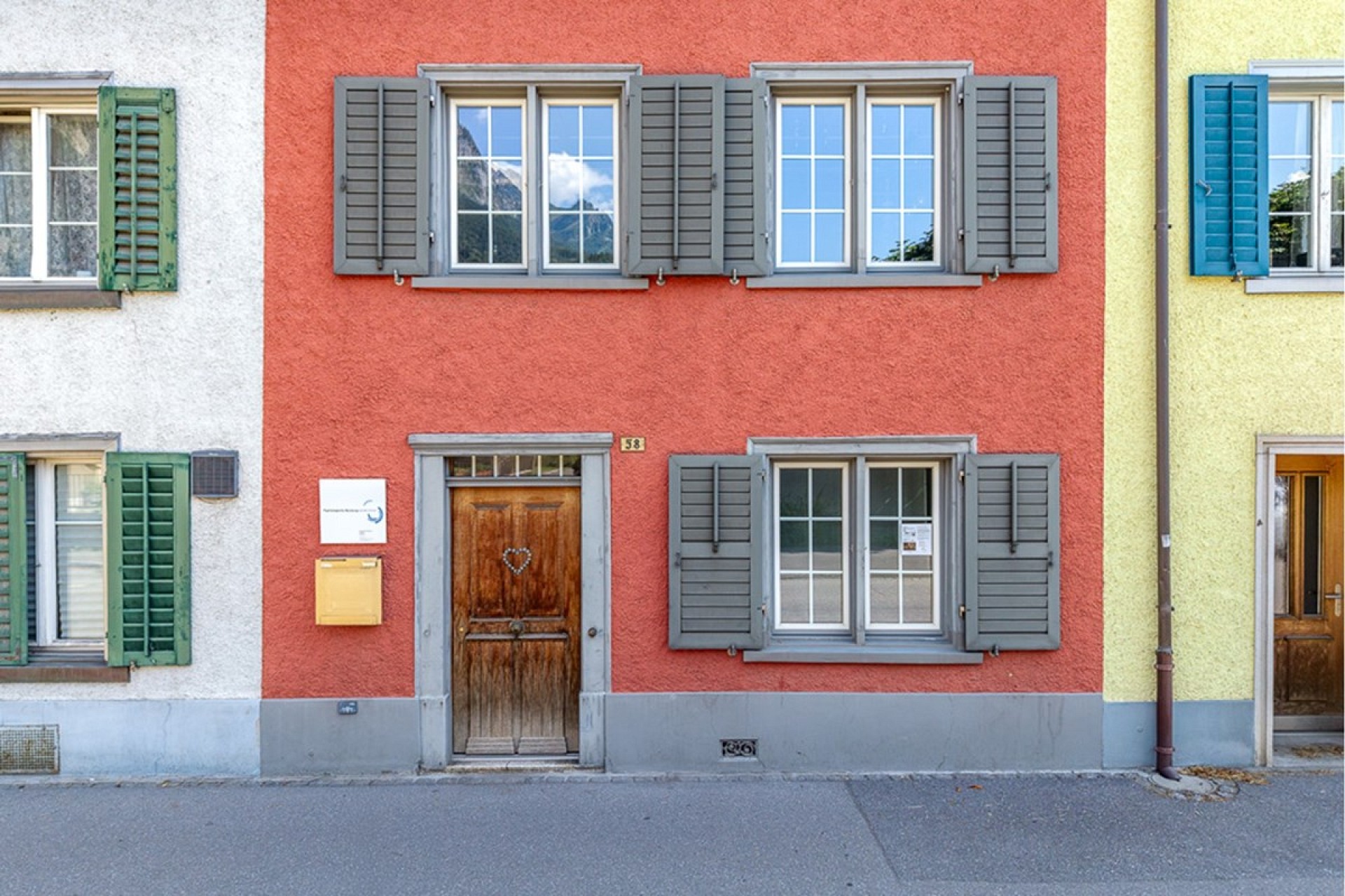 Bunte Hausfassade mit Fenstern und Eingangstür