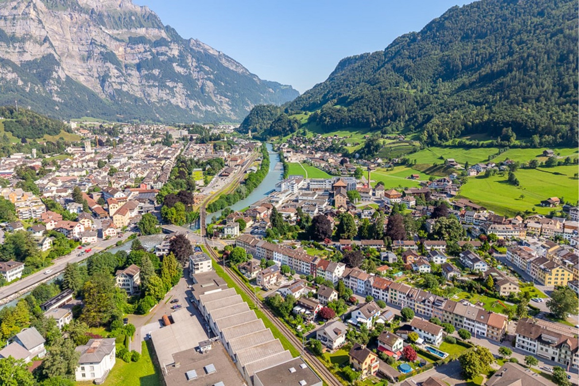 Luftaufnahme einer alpinen Stadt im Tal