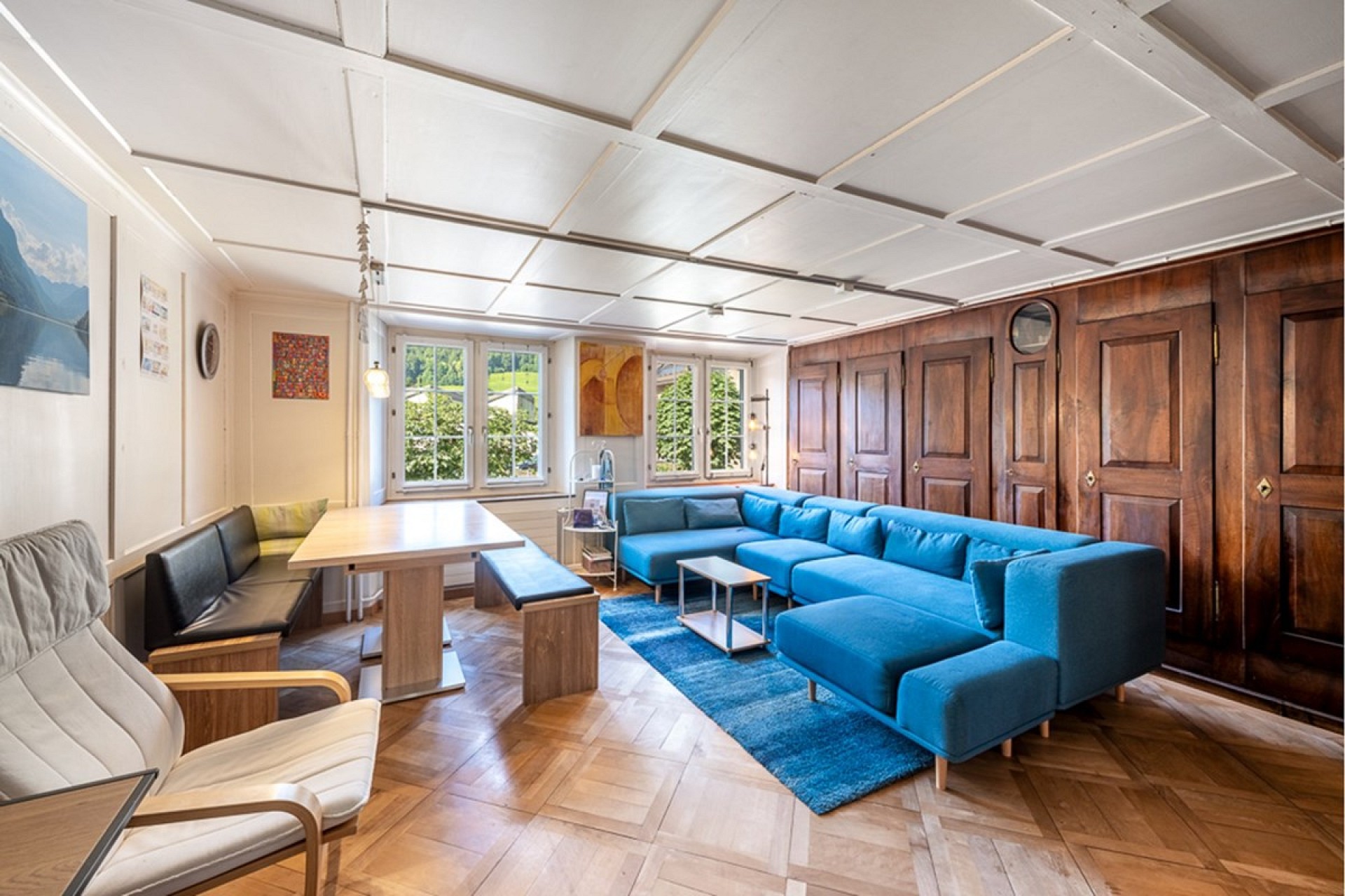 Wohnzimmer mit Essbereich und Sitzgruppe