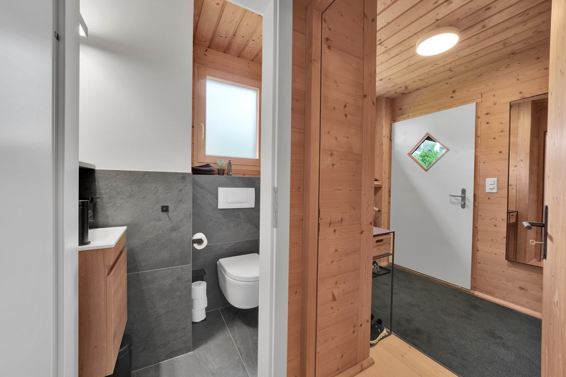Modernes Holzbad mit Fluransicht